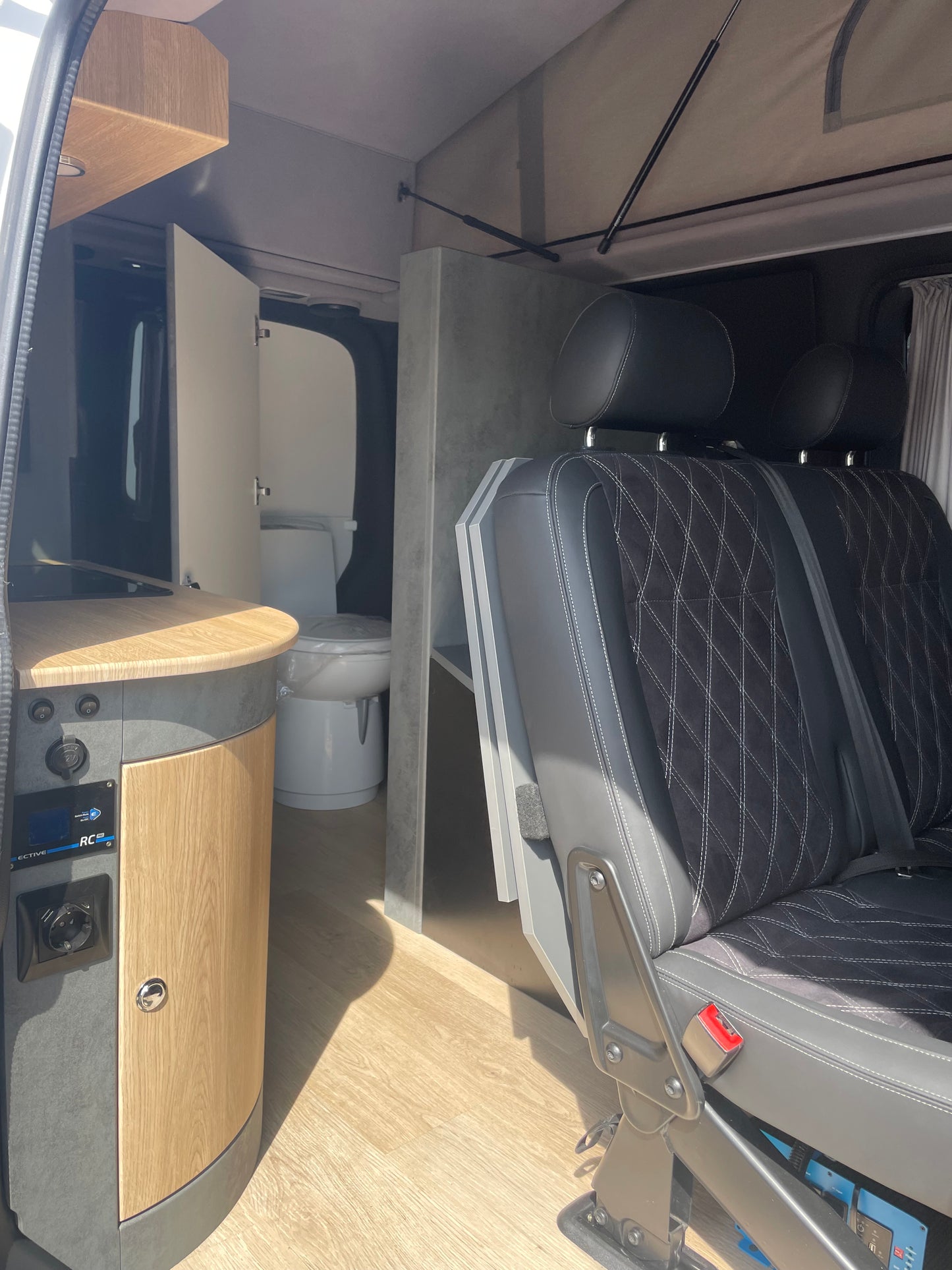 T6 Camper mit Toilette 2.0 TDI 102PS unfallfrei | Wohnmobil mit Hubdach Schlafdach, PDC, Navi, Rückfahrkamera | Campervan Umbau 5 Sitzer