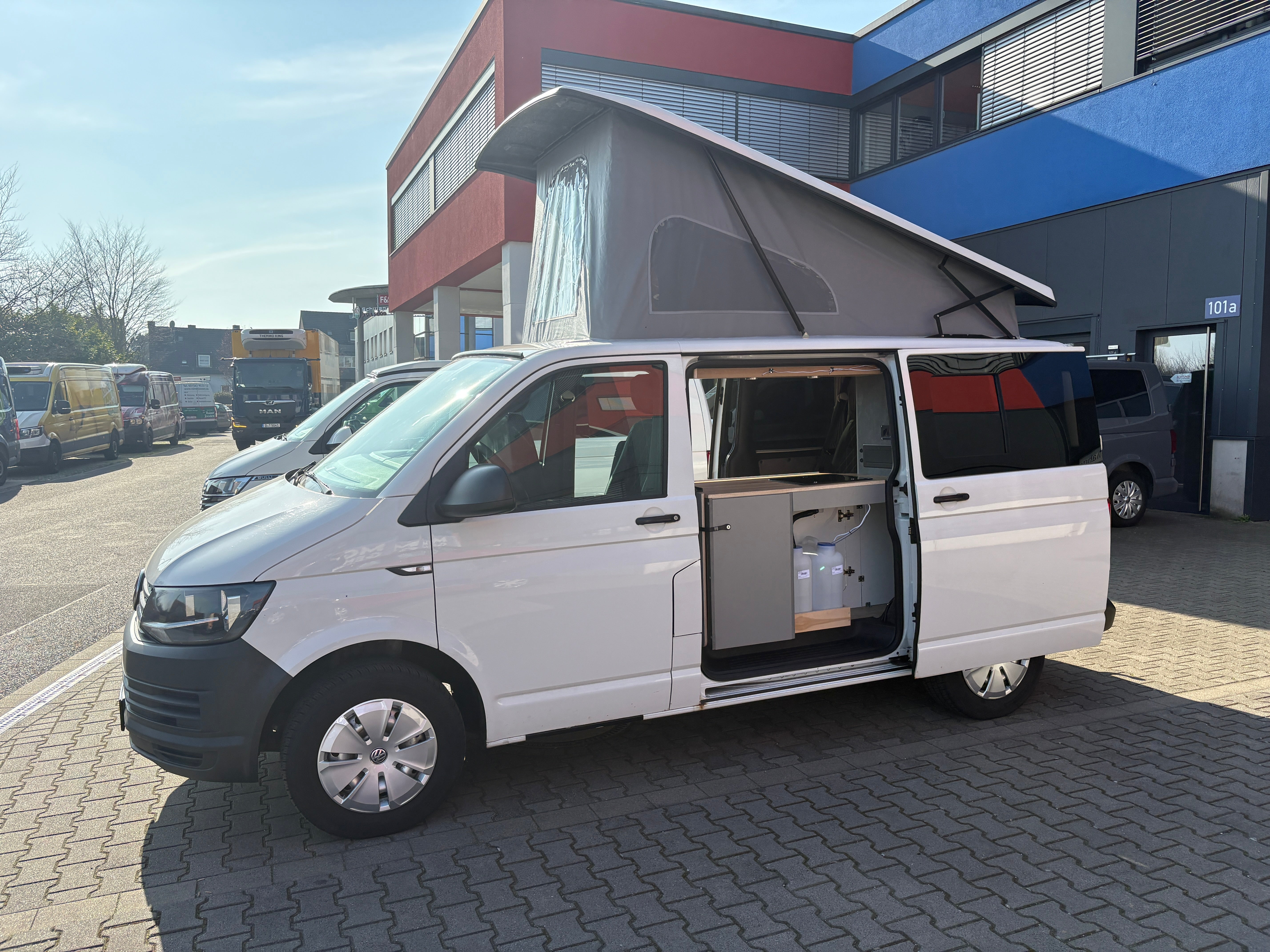 Volkswagen T6 Camper mit Schlafdach 2.0 TDI, 140 PS, DSG | VW Bulli Wohmobil Campervan fertiggestellt – sofort verfügbar | KM-Stand: 193.000 km, EZ: 11.2015, Weiß