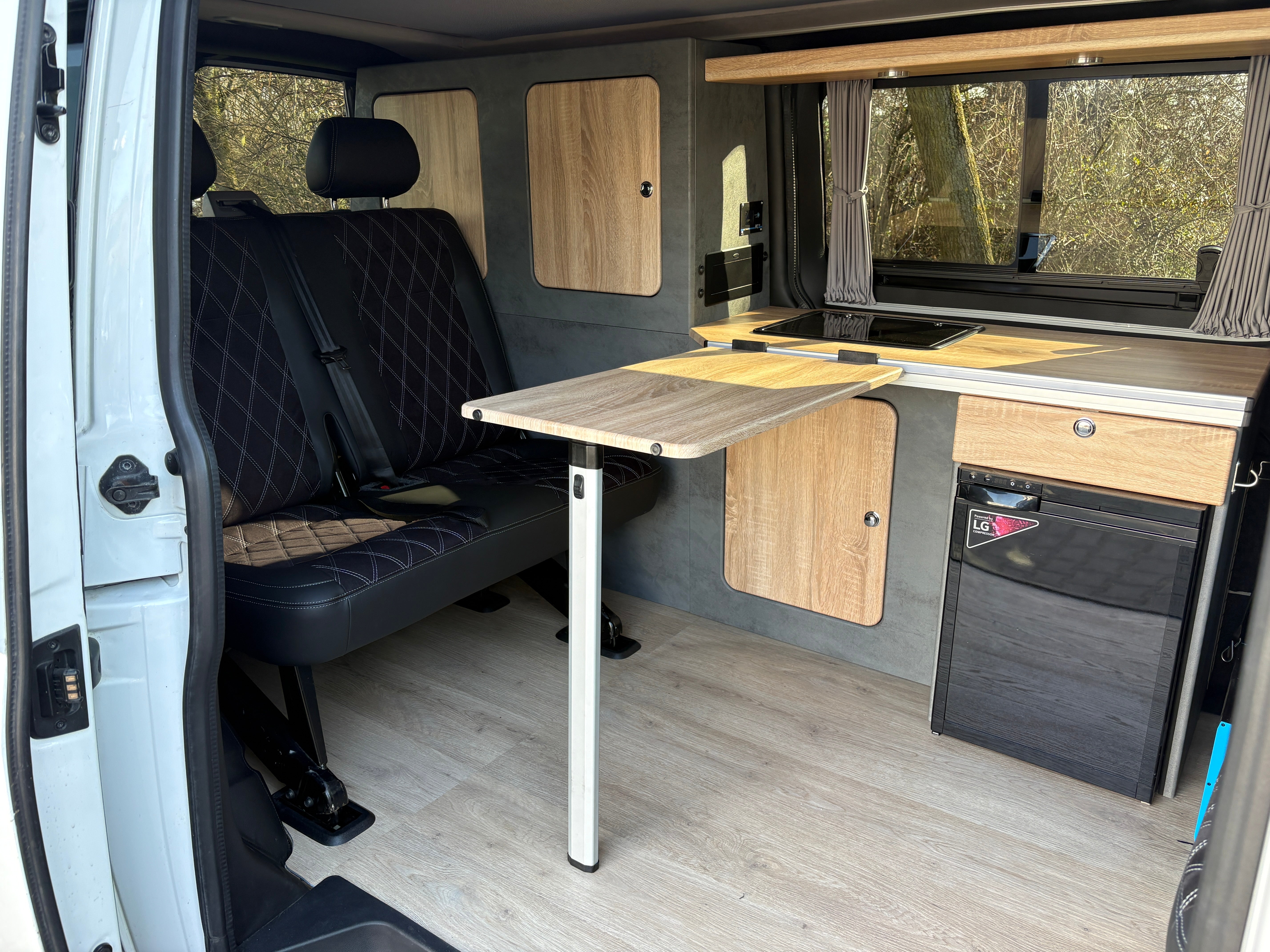 Volkswagen T6 Camper mit Schlafdach 2.0 TDI, 140 PS, DSG | VW Bulli Wohmobil Campervan fertiggestellt – sofort verfügbar | KM-Stand: 193.000 km, EZ: 11.2015, Weiß