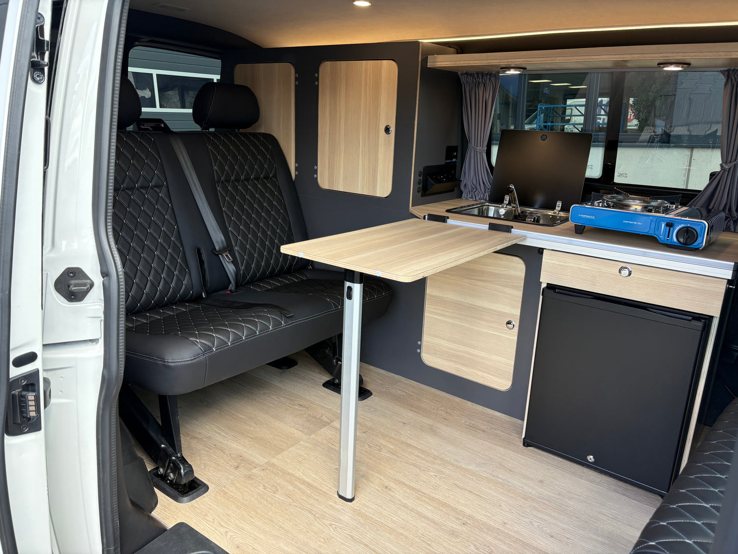 Volkswagen T6.1 Camper 2.0 TDI 110PS Schaltgetriebe unfallfrei | Wohnmobil mit PDC, Rückfahrkamera | Campervan Umbau 5 Sitzer | VW