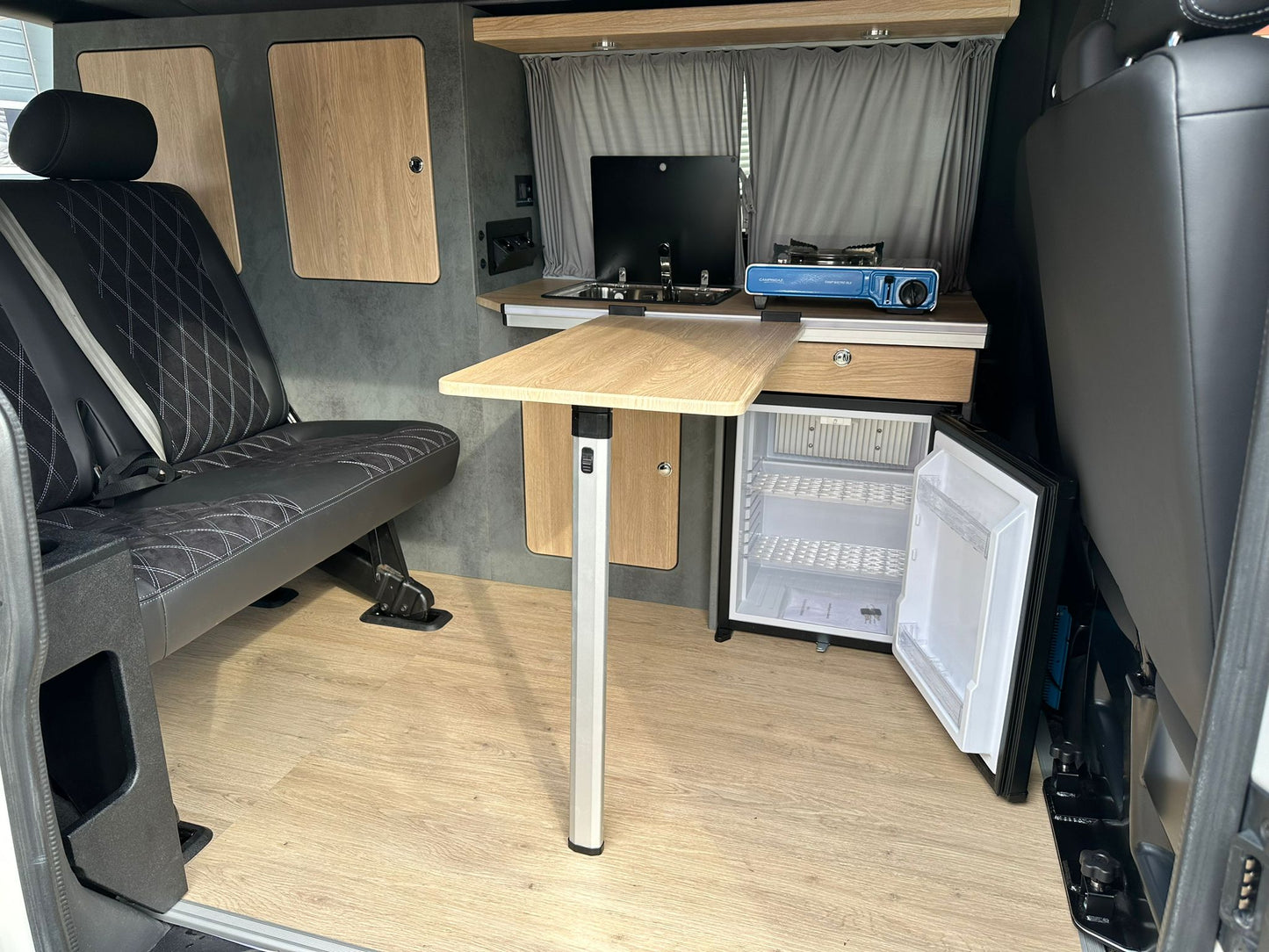 Volkswagen T6.1 Camper 2.0 TDI 150PS unfallfrei | Wohnmobil mit Hubdach Schlafdach, PDC, Navi, Rückfahrkamera | Campervan Umbau 5 Sitzer