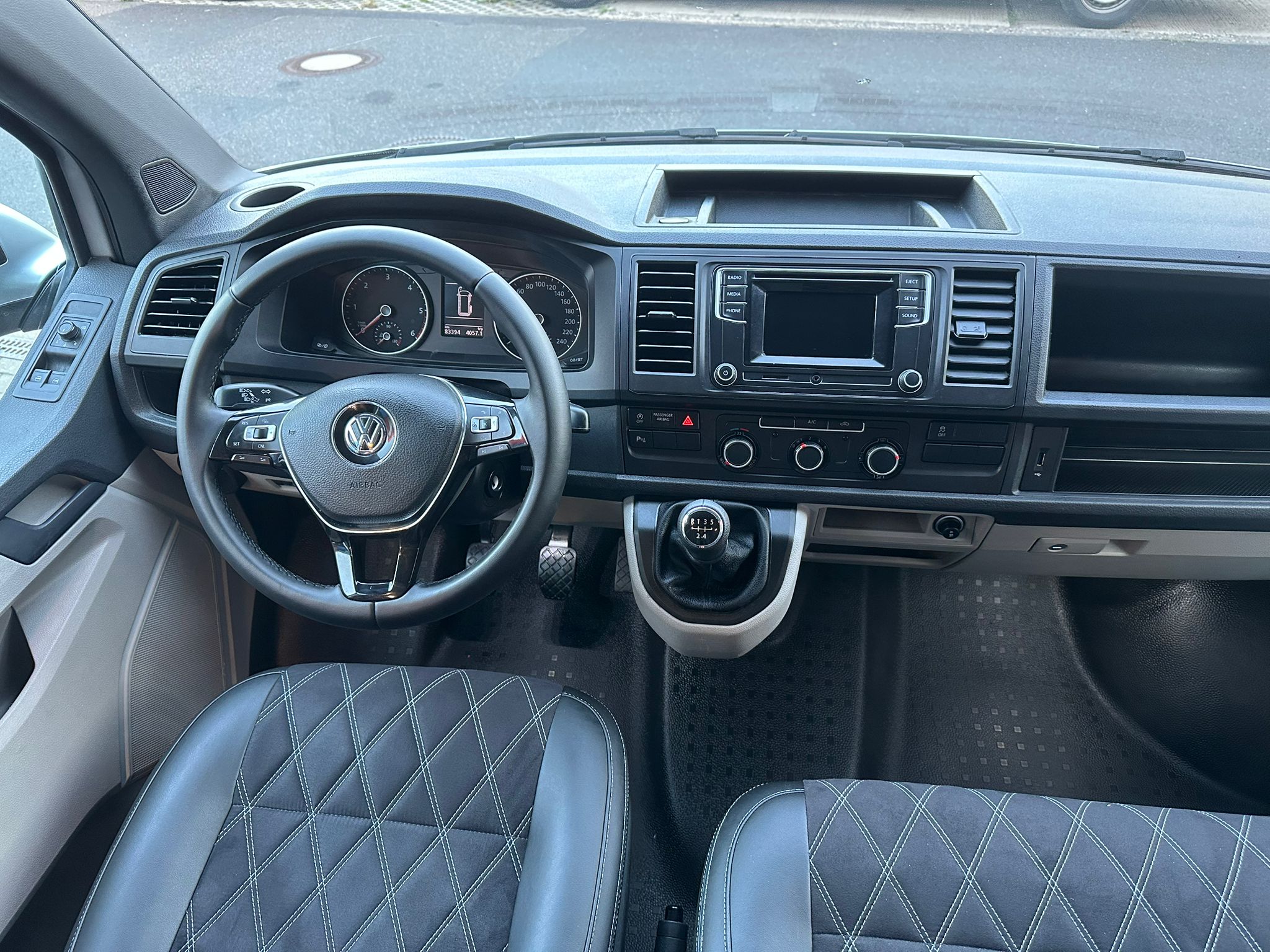 Volkswagen T6 Camper 2.0 TDI 102PS unfallfrei | Wohnmobil mit Hubdach Schlafdach, PDC, Navi, Rückfahrkamera | Campervan Umbau 5 Sitzer | VW