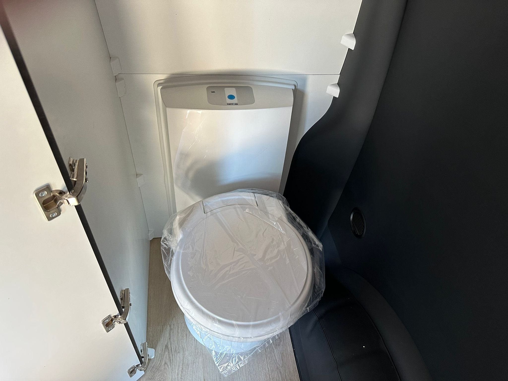 Volkswagen T6 Camper mit Toilette 2.0 TDI DSG Automatik 150PS unfallfrei | Wohnmobil mit Hubdach Schlafdach, PDC, Navi, Rückfahrkamera | Campervan Umbau 5 Sitzer