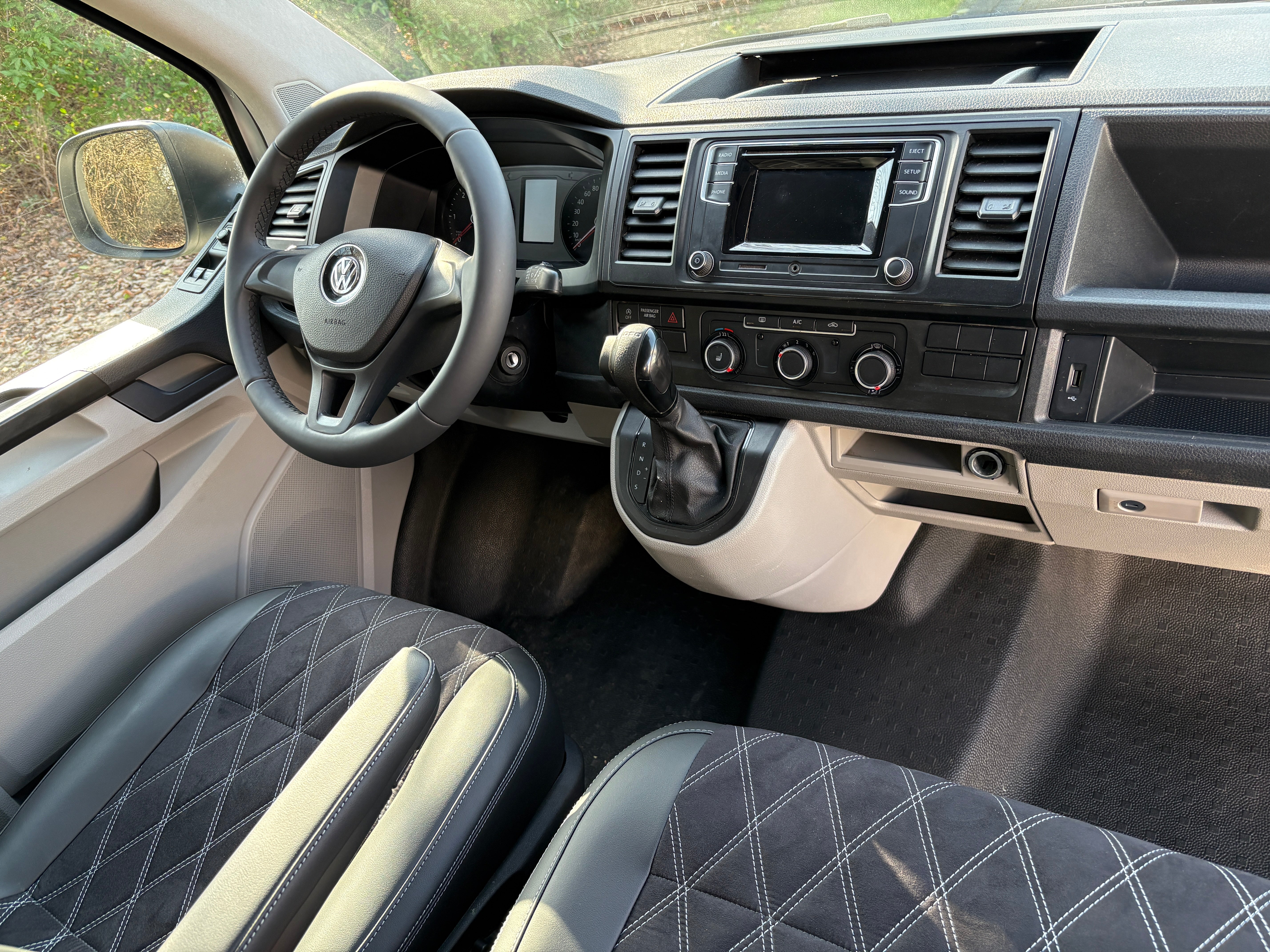 Volkswagen T6 Camper mit Schlafdach 2.0 TDI, 140 PS, DSG | VW Bulli Wohmobil Campervan fertiggestellt – sofort verfügbar | KM-Stand: 193.000 km, EZ: 11.2015, Weiß