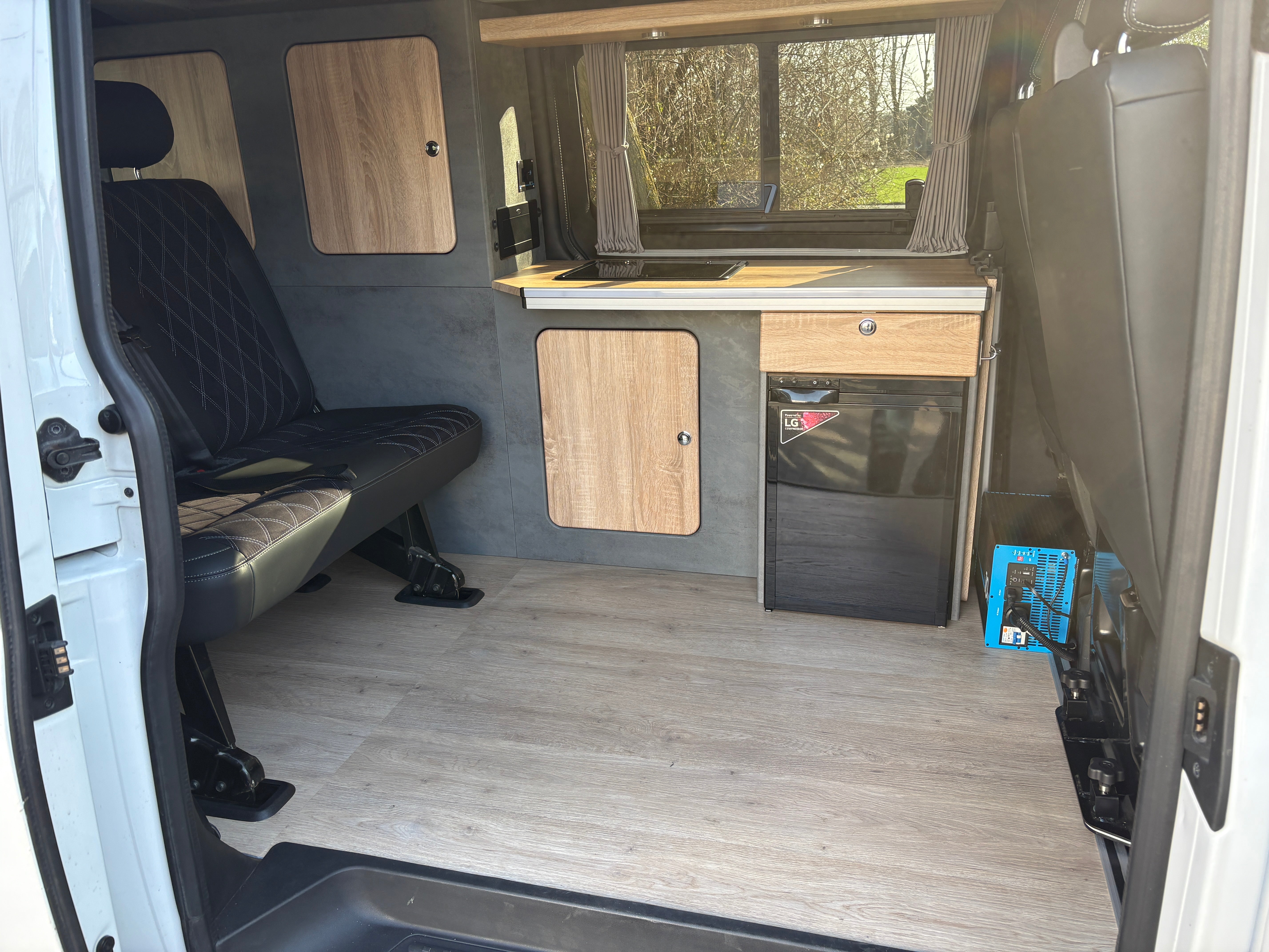 Volkswagen T6 Camper mit Schlafdach 2.0 TDI, 140 PS, DSG | VW Bulli Wohmobil Campervan fertiggestellt – sofort verfügbar | KM-Stand: 193.000 km, EZ: 11.2015, Weiß