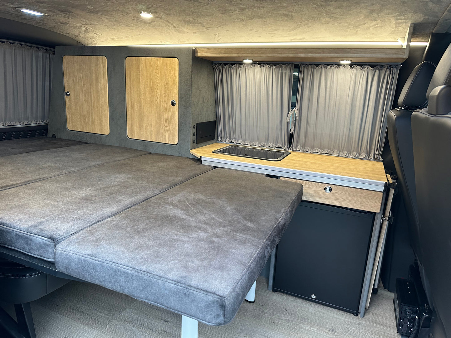Volkswagen T6.1 Camper 2.0 TDI 110PS unfallfrei | Wohnmobil mit Navi, PDC, Rückfahrkamera | Campervan Umbau 5 Sitzer Leder