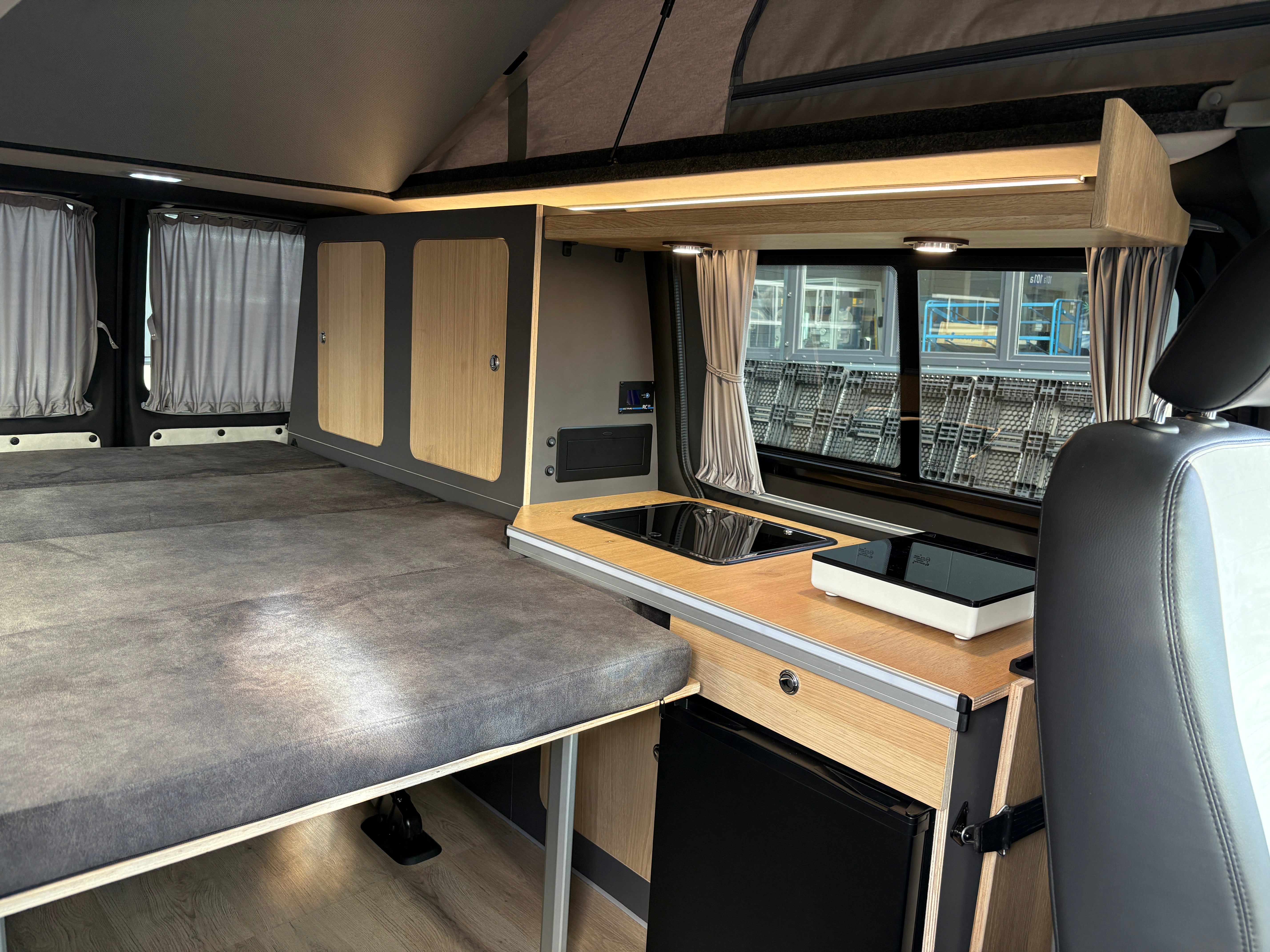 Volkswagen T6.1 Camper 2.0 TDI 110PS unfallfrei | Wohnmobil mit Hubdach Schlafdach, PDC, Navi, Rückfahrkamera | Campervan Umbau 5 Sitzer