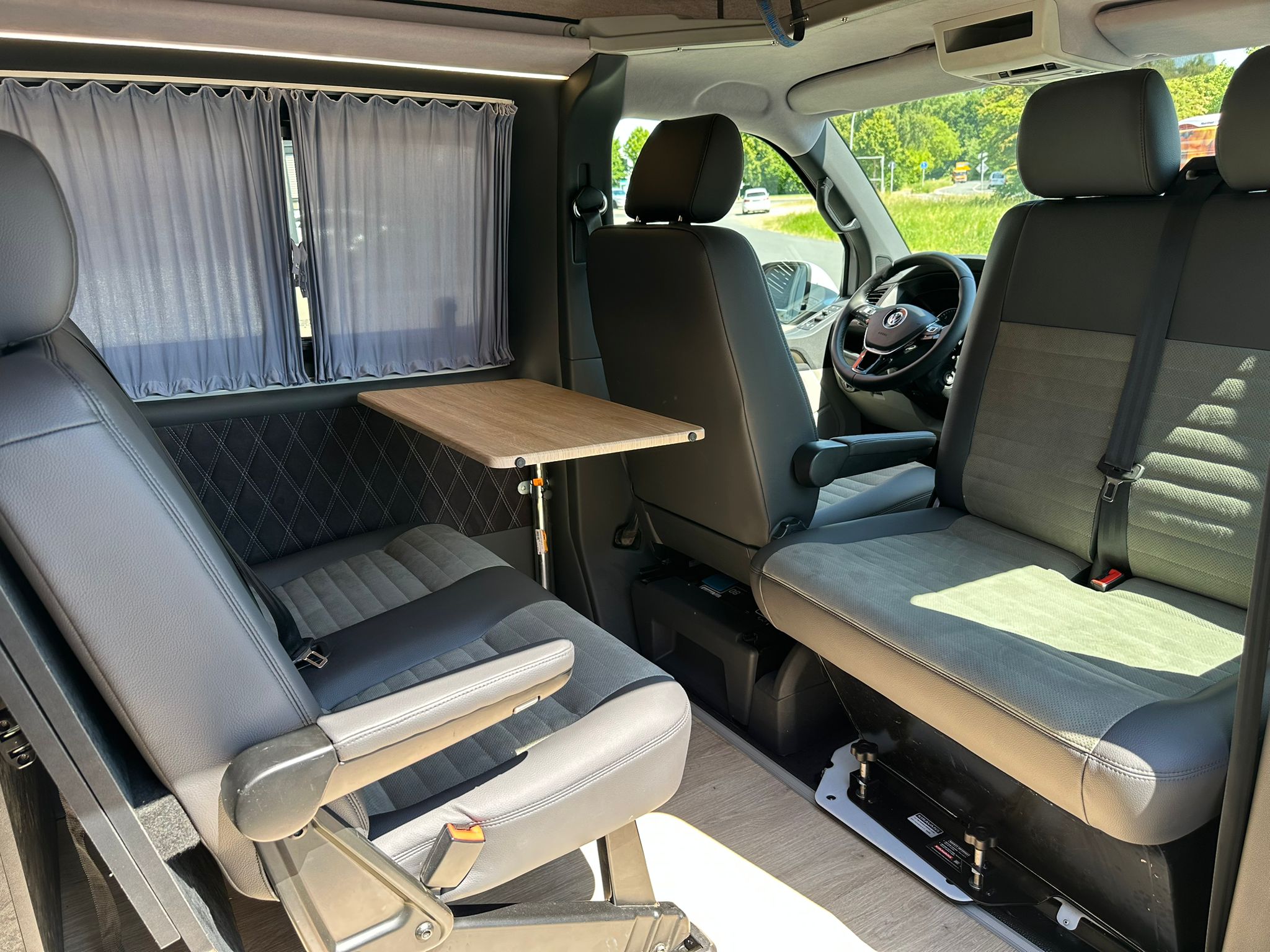 Volkswagen T6 Camper mit Toilette 2.0 TDI DSG Automatik 150PS unfallfrei | Wohnmobil mit Hubdach Schlafdach, PDC, Navi, Rückfahrkamera | Campervan Umbau 5 Sitzer