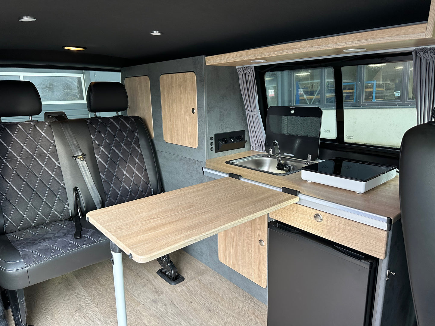 Volkswagen T6 Camper 2.0 TDI 102PS unfallfrei | Wohnmobil mit PDC, Navi, Rückfahrkamera | Campervan Umbau 4 Sitzer Leder