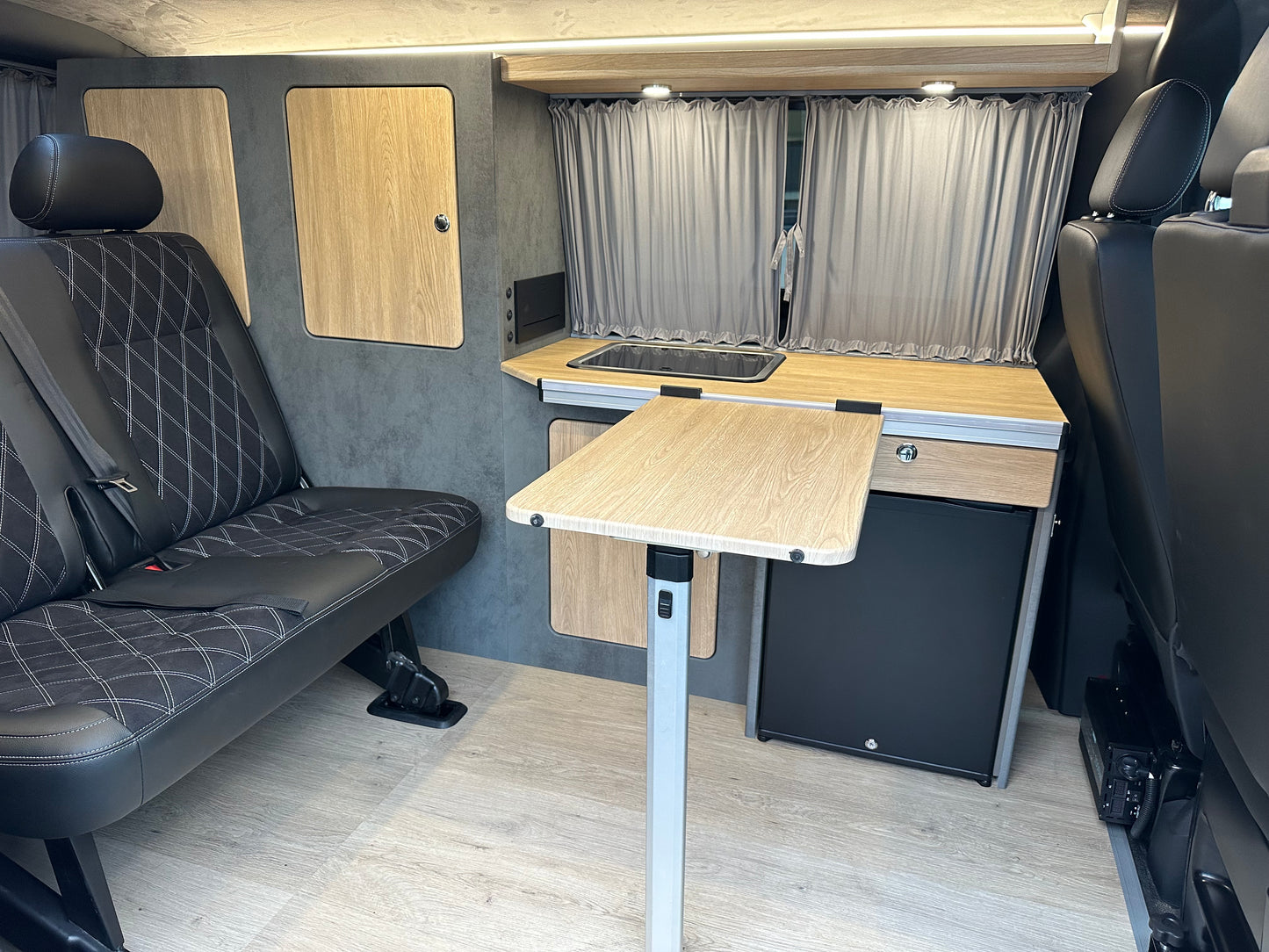 Volkswagen T6.1 Camper 2.0 TDI 110PS unfallfrei | Wohnmobil mit Navi, PDC, Rückfahrkamera | Campervan Umbau 5 Sitzer Leder