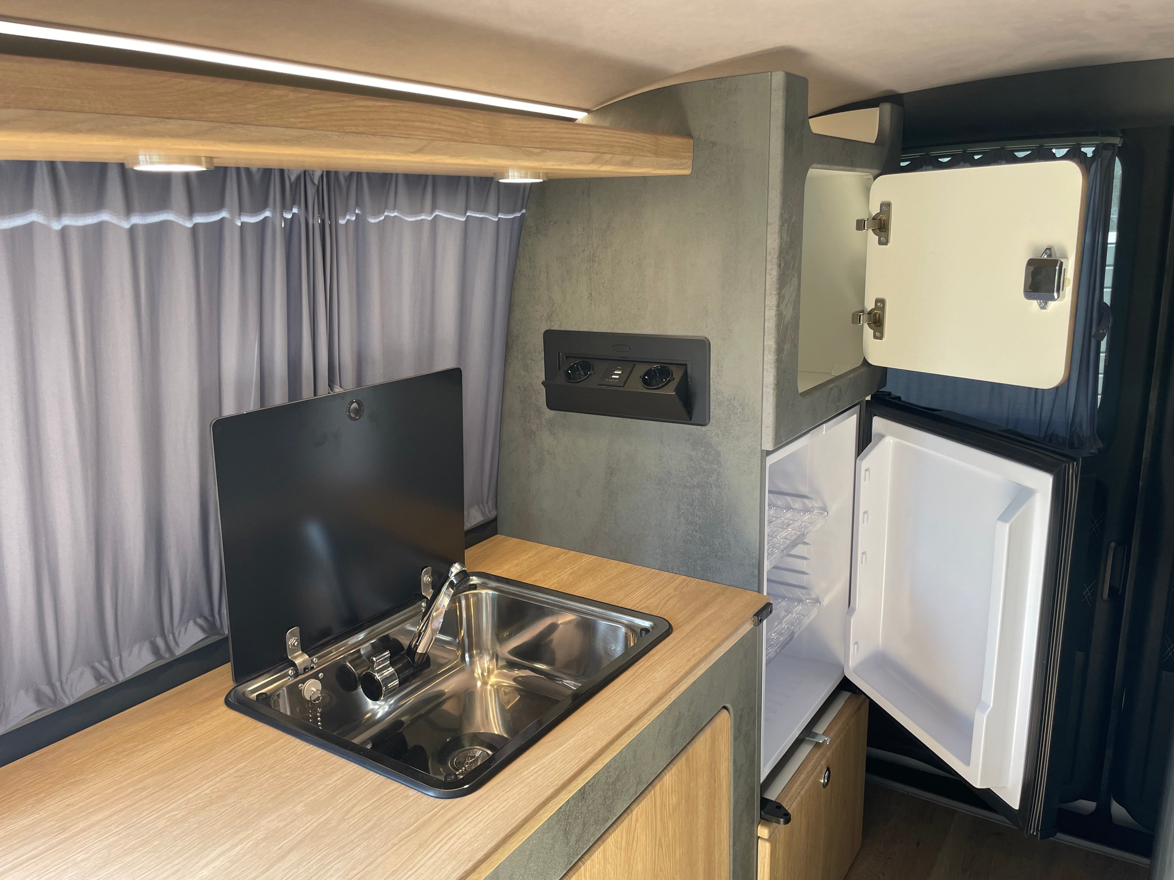 Volkswagen T6 Camper mit Toilette 2.0 TDI 102PS unfallfrei | Wohnmobil mit Hubdach Schlafdach, PDC, Navi, Rückfahrkamera | Campervan Umbau 5 Sitzer