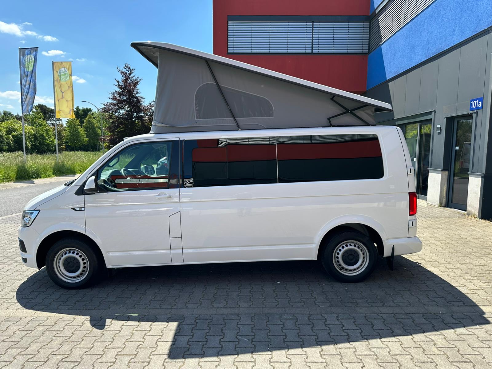 Volkswagen T6 Camper mit Toilette 2.0 TDI DSG Automatik 150PS unfallfrei | Wohnmobil mit Hubdach Schlafdach, PDC, Navi, Rückfahrkamera | Campervan Umbau 5 Sitzer