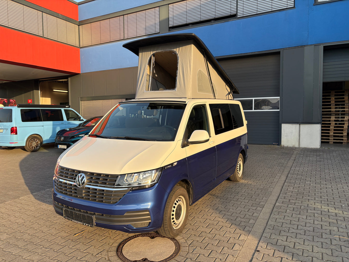 Volkswagen T6.1 Camper 2.0 TDI 150PS unfallfrei | Wohnmobil mit Hubdach Schlafdach, PDC, Navi, Rückfahrkamera | Campervan Umbau 5 Sitzer VW