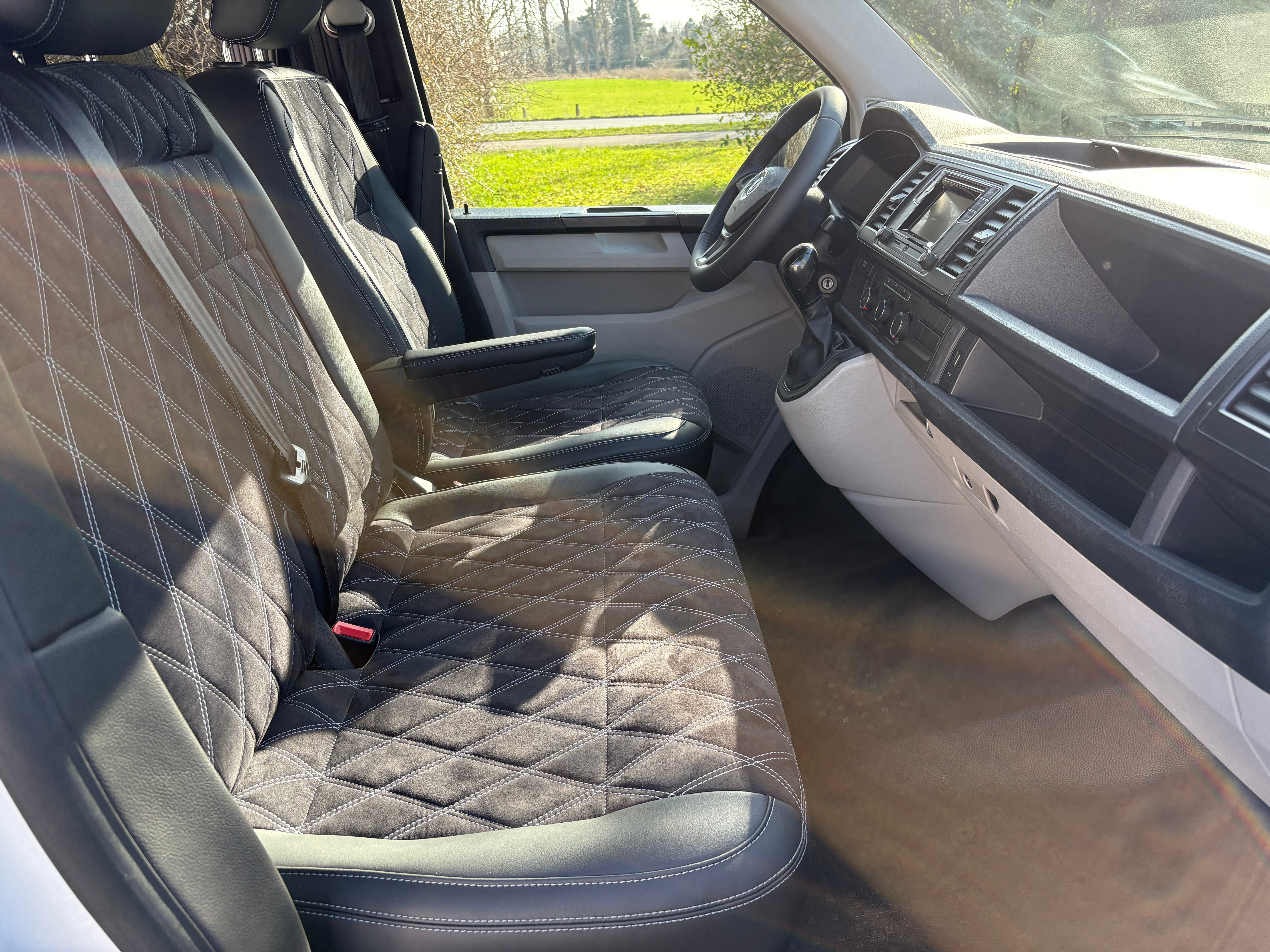 Volkswagen T6 Camper mit Schlafdach 2.0 TDI, 140 PS, DSG | VW Bulli Wohmobil Campervan fertiggestellt – sofort verfügbar | KM-Stand: 193.000 km, EZ: 11.2015, Weiß