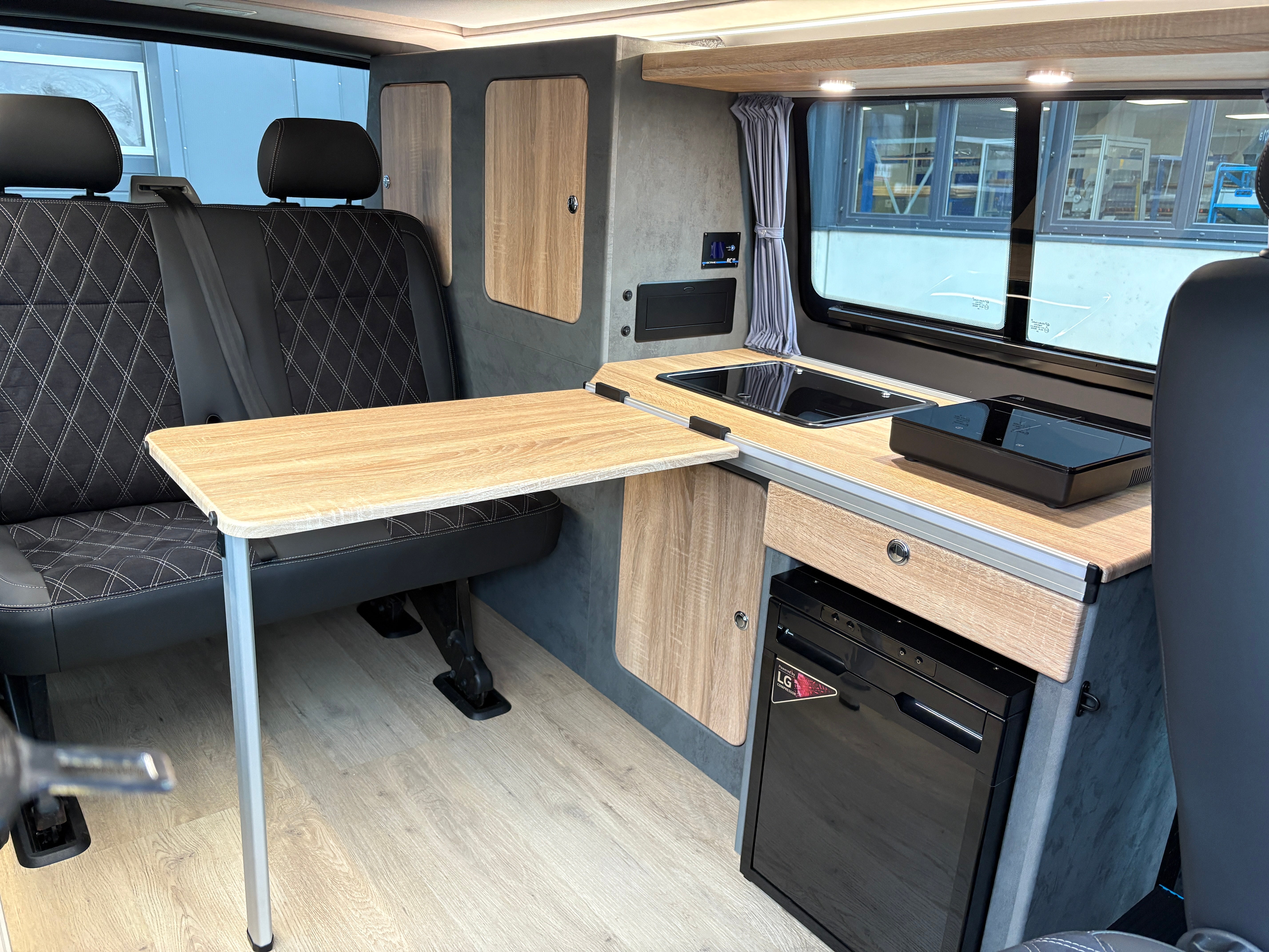 Volkswagen T6.1 Camper 2.0 TDI 110PS unfallfrei | Wohnmobil mit Hubdach Schlafdach, PDC, Anhängerkupplung, Rückfahrkamera | Campervan Umbau 5 Sitzer VW