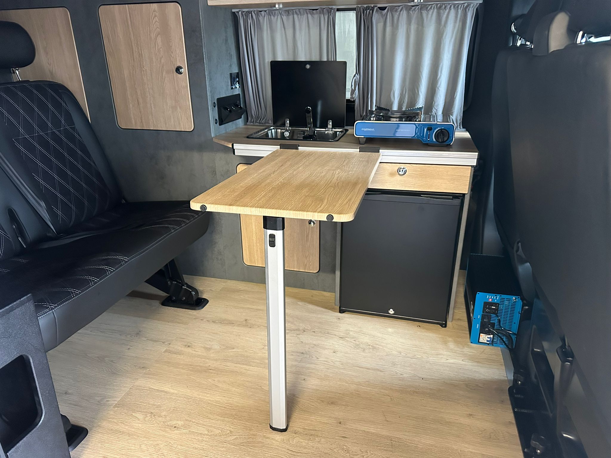 Volkswagen T6 Camper 2.0 TDI 102PS unfallfrei | Wohnmobil mit Hubdach Schlafdach, PDC, Navi, Rückfahrkamera | Campervan Umbau 5 Sitzer