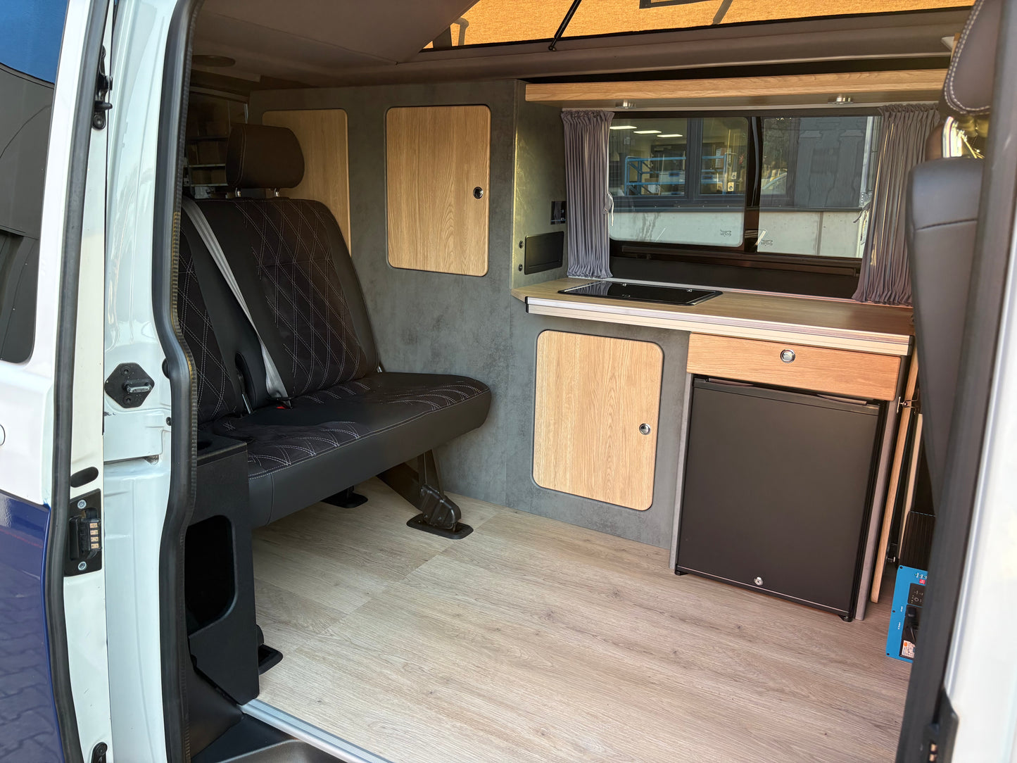 Volkswagen T6.1 Camper 2.0 TDI 150PS unfallfrei | Wohnmobil mit Hubdach Schlafdach, PDC, Navi, Rückfahrkamera | Campervan Umbau 5 Sitzer VW
