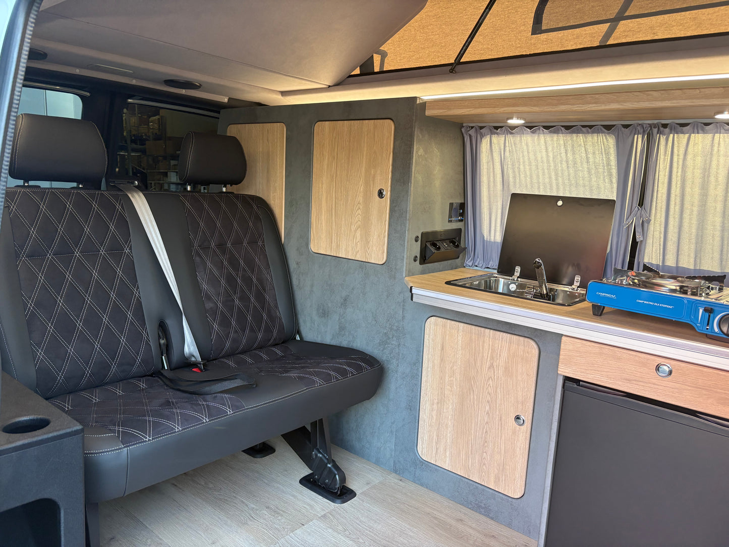 Volkswagen T6.1 Camper 2.0 TDI 150PS unfallfrei | Wohnmobil mit Hubdach Schlafdach, PDC, Navi, Rückfahrkamera | Campervan Umbau 5 Sitzer VW