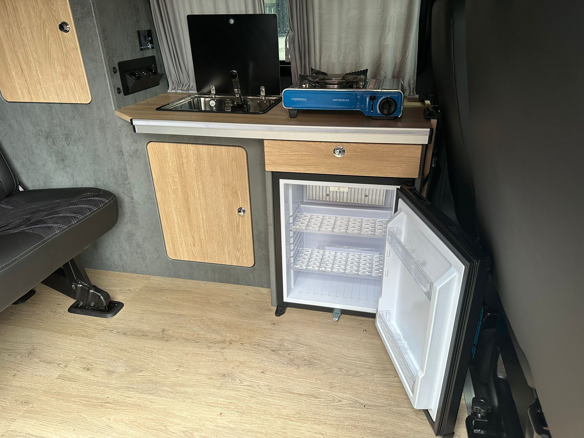 Volkswagen T6 Camper 2.0 TDI 102PS unfallfrei | Wohnmobil mit Hubdach Schlafdach, PDC, Navi, Rückfahrkamera | Campervan Umbau 5 Sitzer