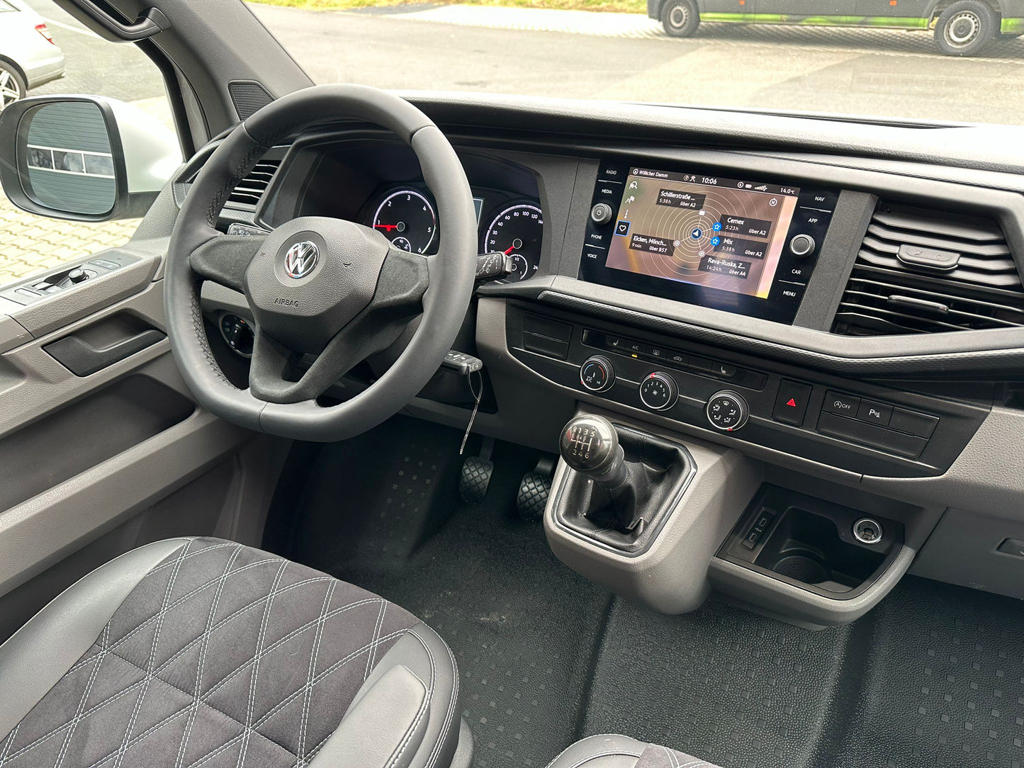 Volkswagen T6.1 Camper 2.0 TDI 150PS unfallfrei | Wohnmobil mit Hubdach Schlafdach, PDC, Navi, Rückfahrkamera | Campervan Umbau 5 Sitzer