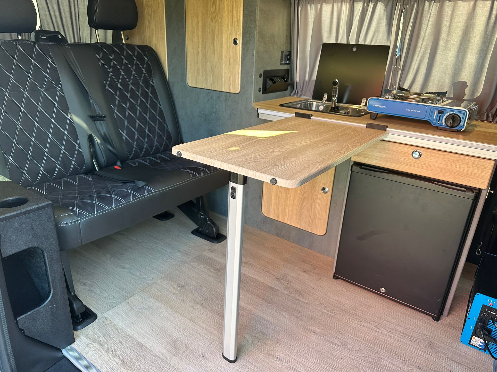 Volkswagen T6 Camper 2.0 TDI 102PS unfallfrei | Wohnmobil mit Hubdach Schlafdach, PDC, Navi, Rückfahrkamera | Campervan Umbau 5 Sitzer | VW
