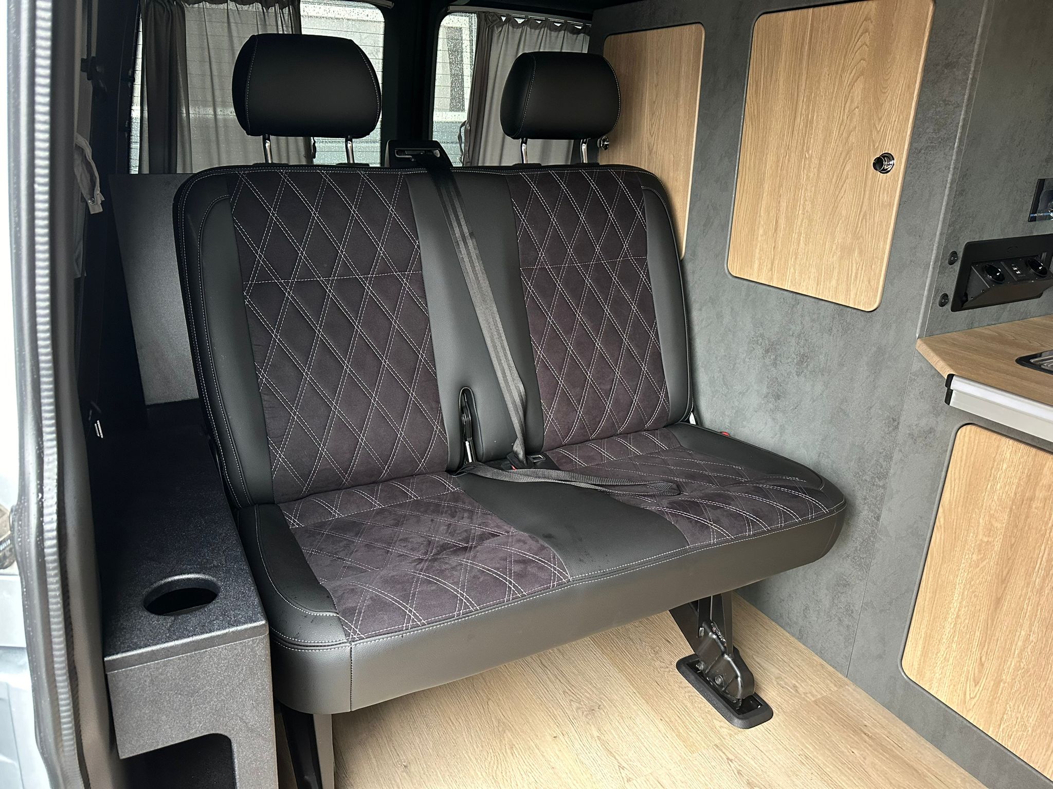 Volkswagen T6 Camper 2.0 TDI 102PS unfallfrei | Wohnmobil mit Hubdach Schlafdach, PDC, Navi, Rückfahrkamera | Campervan Umbau 5 Sitzer