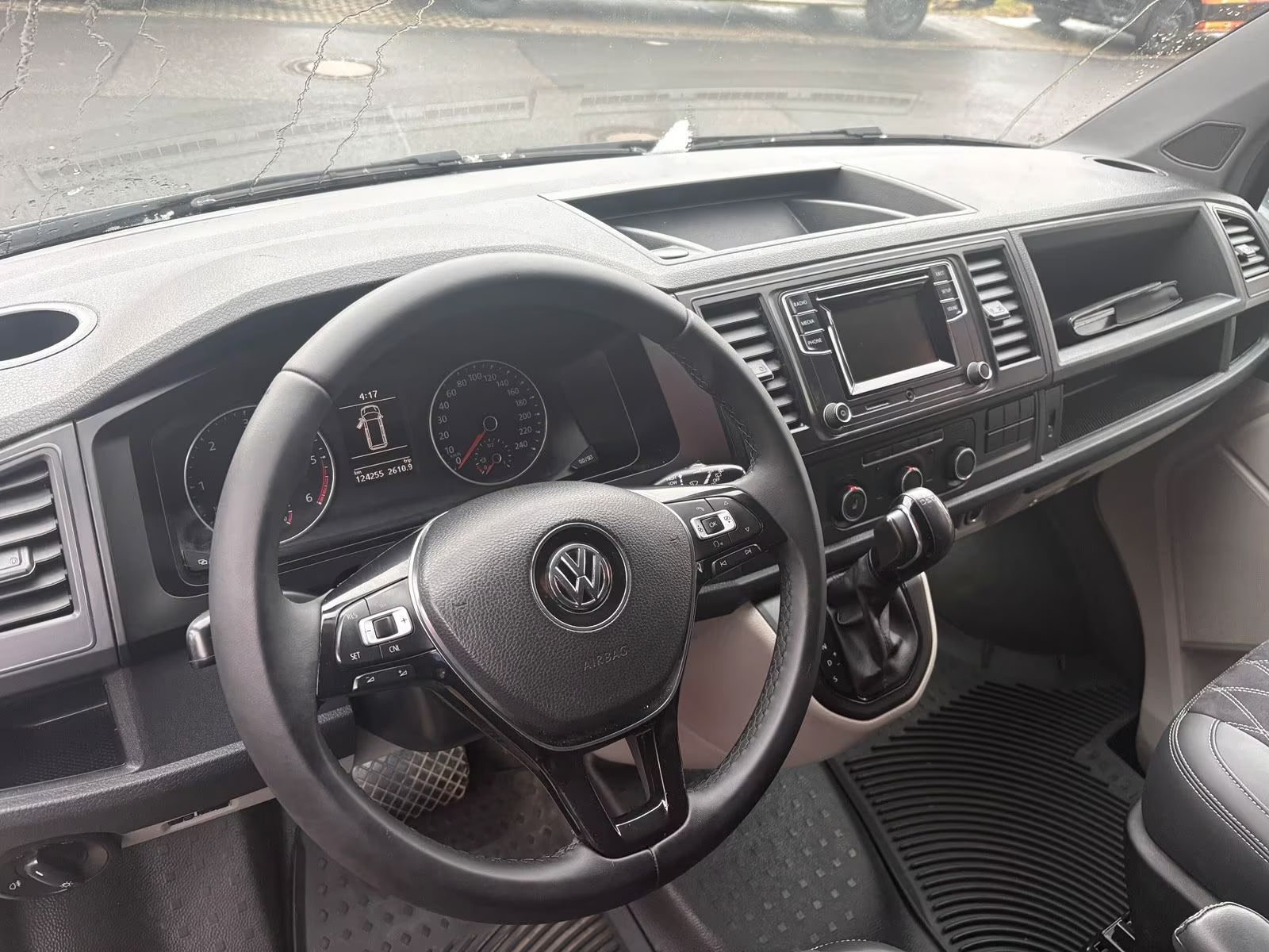 Volkswagen T6 Camper mit WC 2.0 TDI, 150 PS, DSG | VW Bulli Wohmobil Campervan | KM-Stand: 120.000 km, EZ: 04.2017, Grau