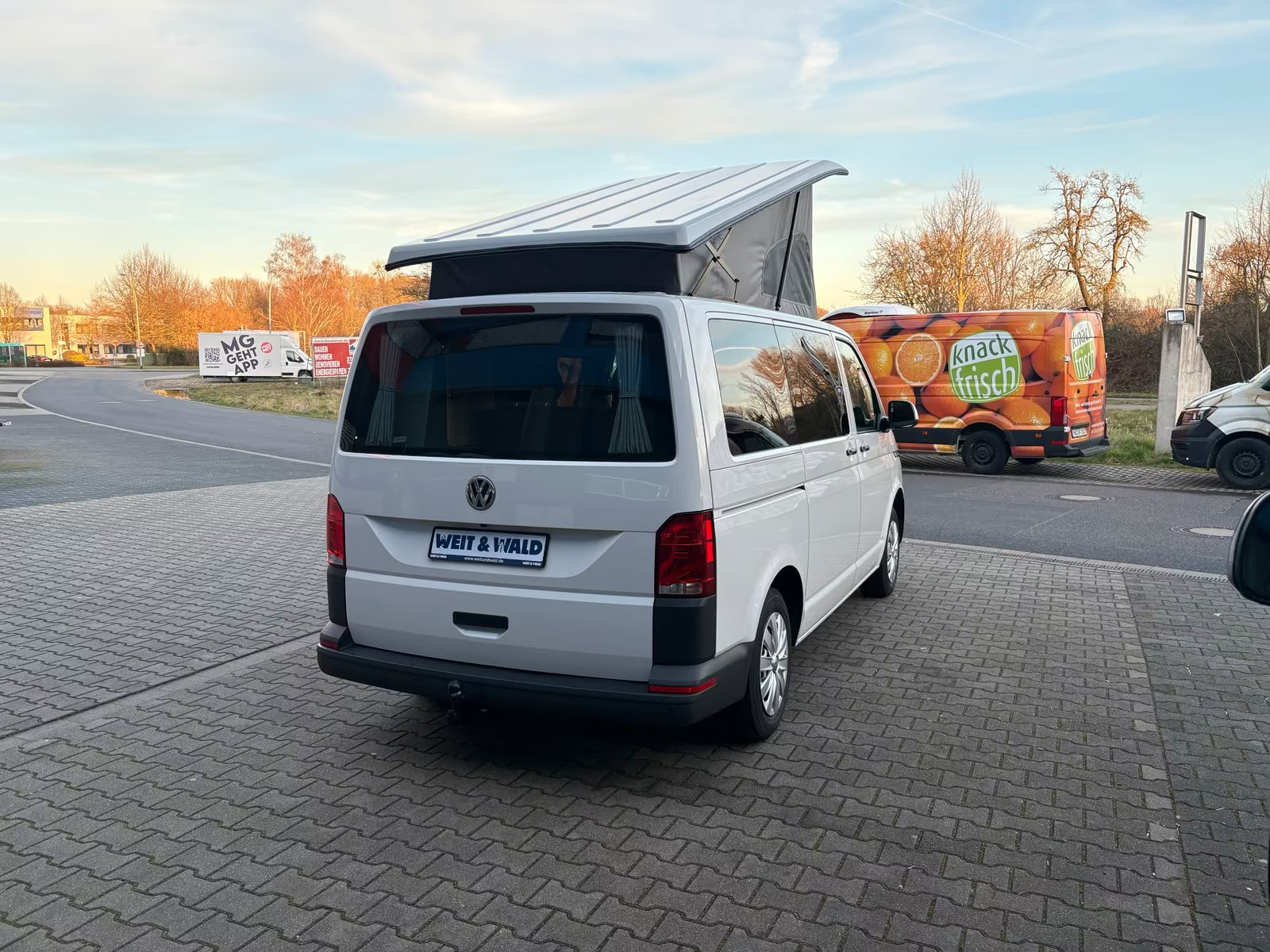 Volkswagen T6.1 Camper mit Schlafdach 2.0 TDI, 110 PS | VW Bulli Wohmobil Campervan fertiggestellt – sofort verfügbar | KM-Stand: 151.000 km, EZ: 04.2021, Weiß