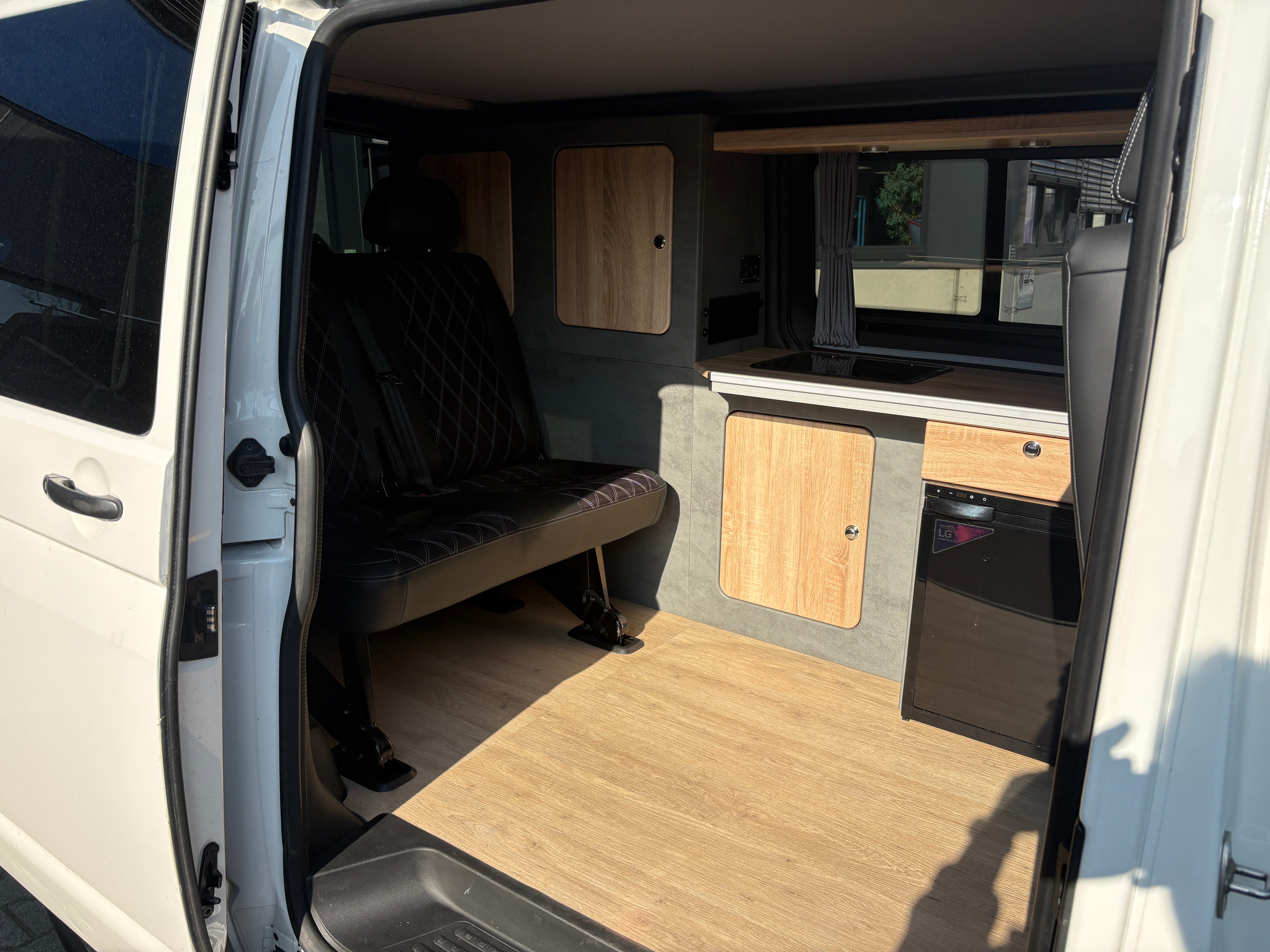 Volkswagen T6 Camper mit Schlafdach 2.0 TDI, 140 PS, DSG | VW Bulli Wohmobil Campervan fertiggestellt – sofort verfügbar | KM-Stand: 193.000 km, EZ: 11.2015, Weiß