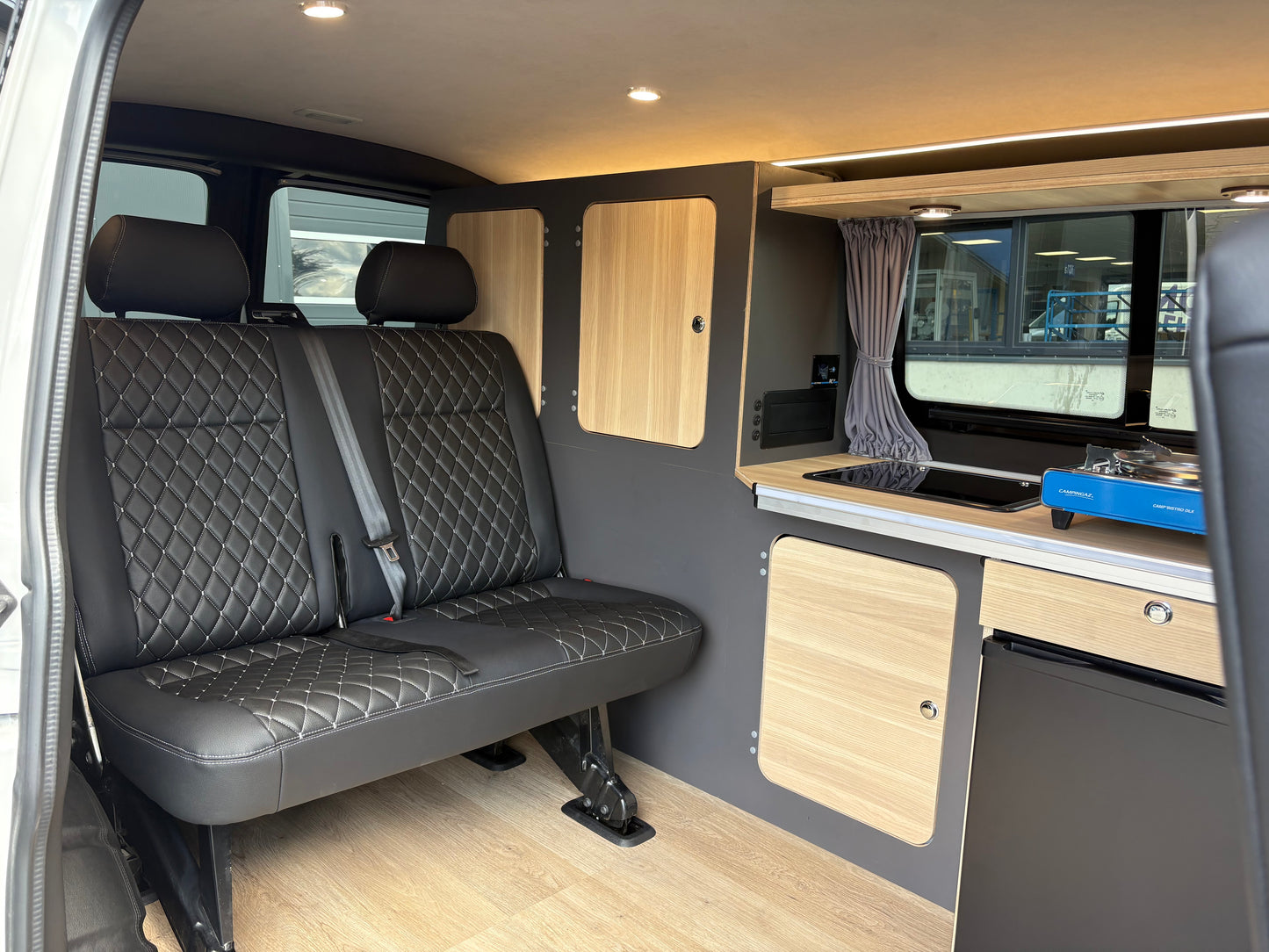Volkswagen T6.1 Camper 2.0 TDI 110PS Schaltgetriebe unfallfrei | Wohnmobil mit PDC, Rückfahrkamera | Campervan Umbau 5 Sitzer | VW