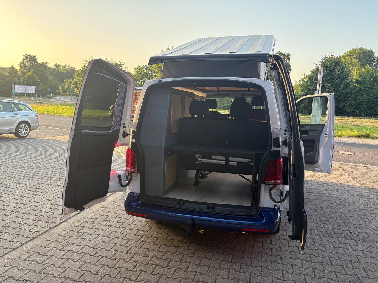 Volkswagen T6.1 Camper 2.0 TDI 150PS unfallfrei | Wohnmobil mit Hubdach Schlafdach, PDC, Navi, Rückfahrkamera | Campervan Umbau 5 Sitzer VW