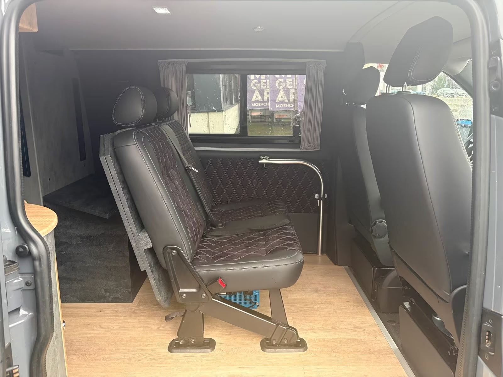 Volkswagen T6 Camper mit WC 2.0 TDI, 150 PS, DSG | VW Bulli Wohmobil Campervan | KM-Stand: 120.000 km, EZ: 04.2017, Grau