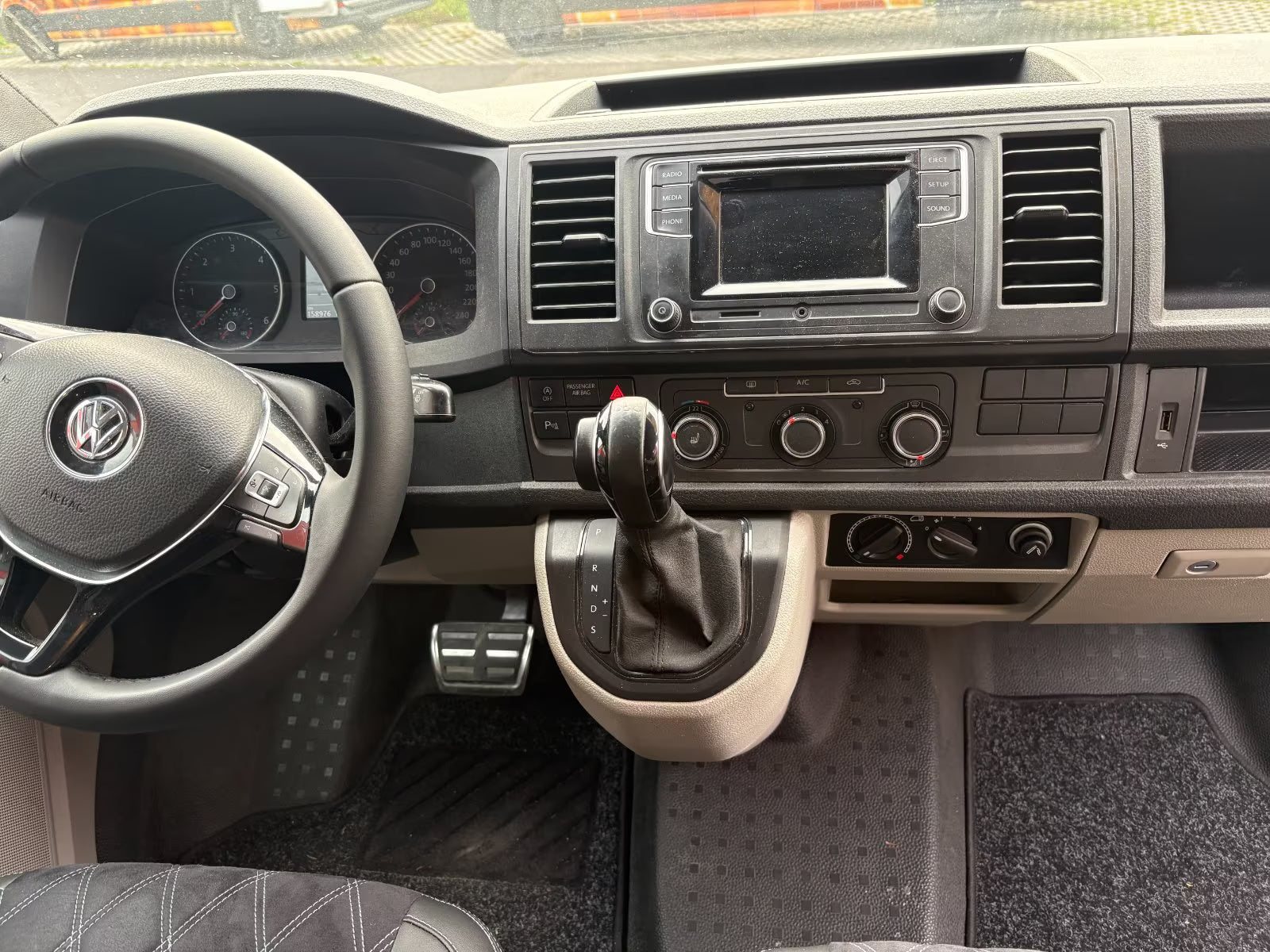 Volkswagen T6 Camper 2.0 TDI DSG Automatik 150PS unfallfrei | Wohnmobil mit Hubdach Schlafdach Standheizung, Rückfahrkamera mit PDC | Campervan Umbau 5 Sitzer | VW Bulli