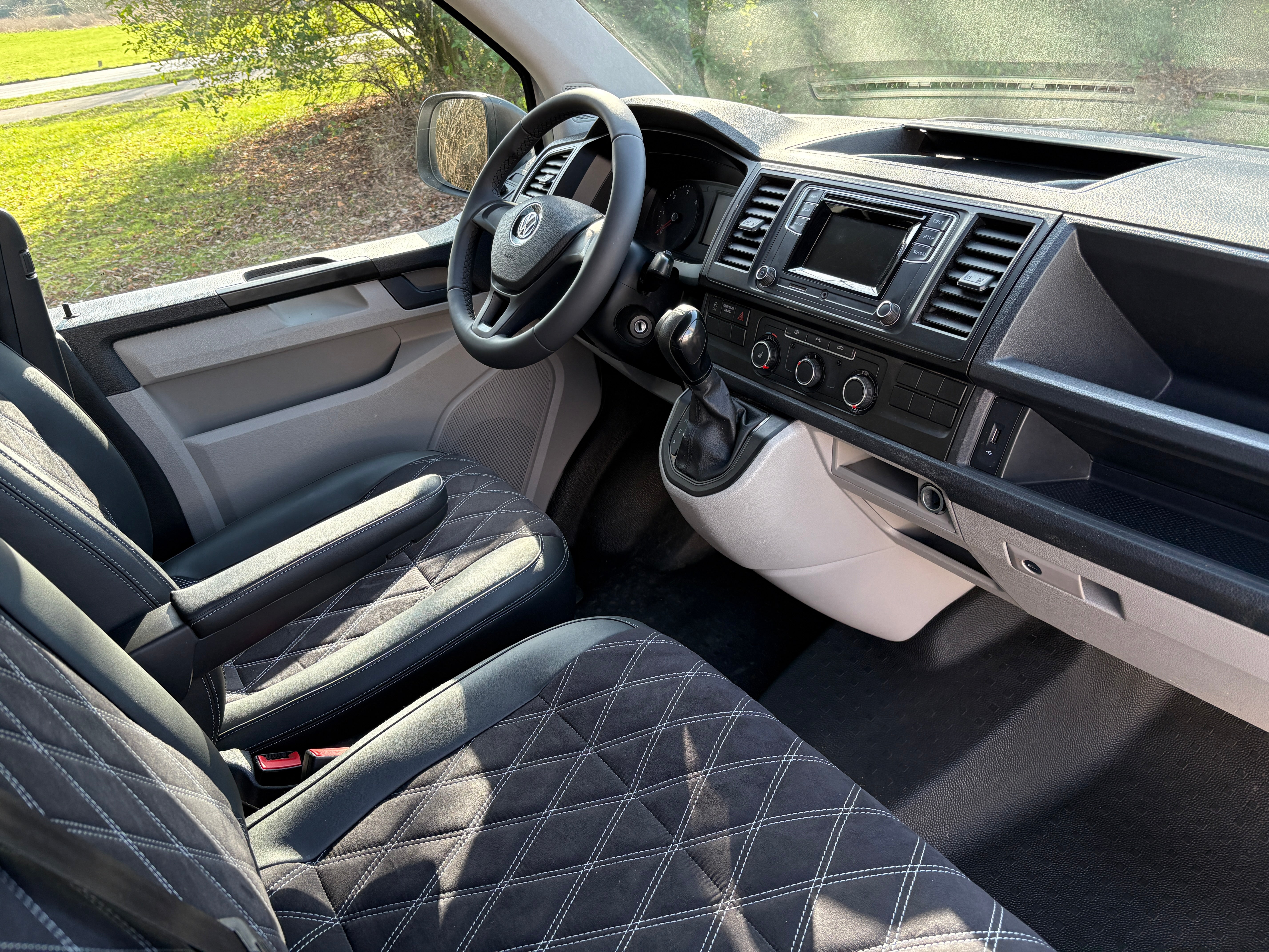 Volkswagen T6 Camper mit Schlafdach 2.0 TDI, 140 PS, DSG | VW Bulli Wohmobil Campervan fertiggestellt – sofort verfügbar | KM-Stand: 193.000 km, EZ: 11.2015, Weiß