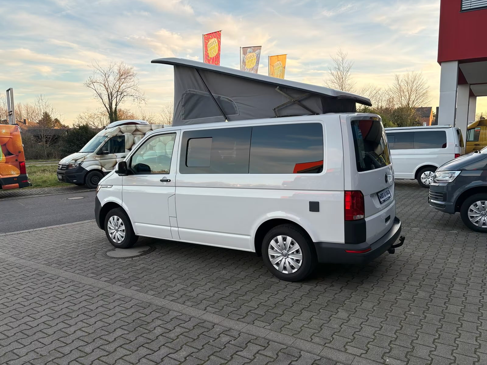 Volkswagen T6.1 Camper mit Schlafdach 2.0 TDI, 110 PS | VW Bulli Wohmobil Campervan fertiggestellt – sofort verfügbar | KM-Stand: 151.000 km, EZ: 04.2021, Weiß