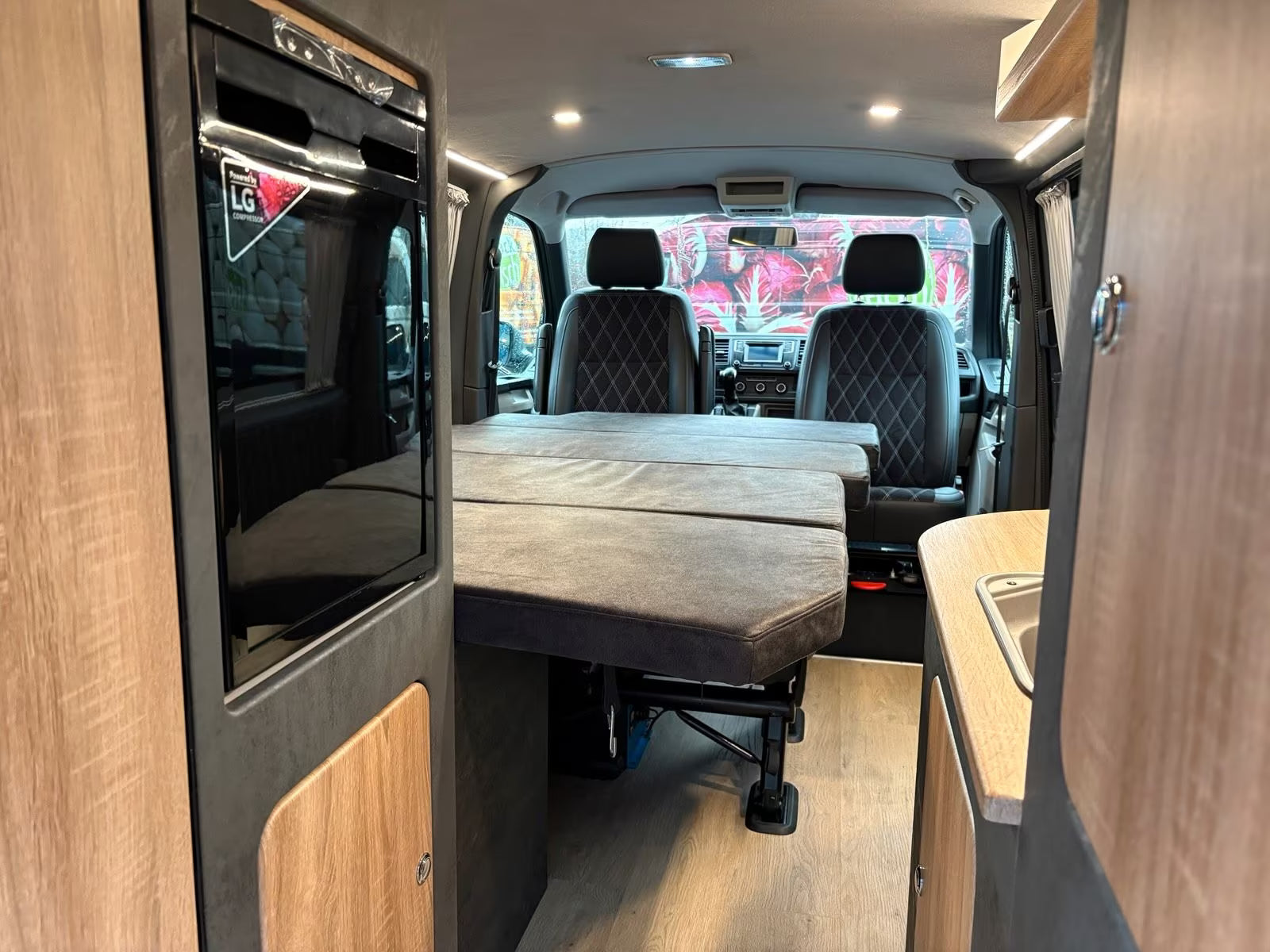 Volkswagen T6 Camper mit WC 2.0 TDI, 150 PS, DSG | VW Bulli Wohmobil Campervan | KM-Stand: 120.000 km, EZ: 04.2017, Grau