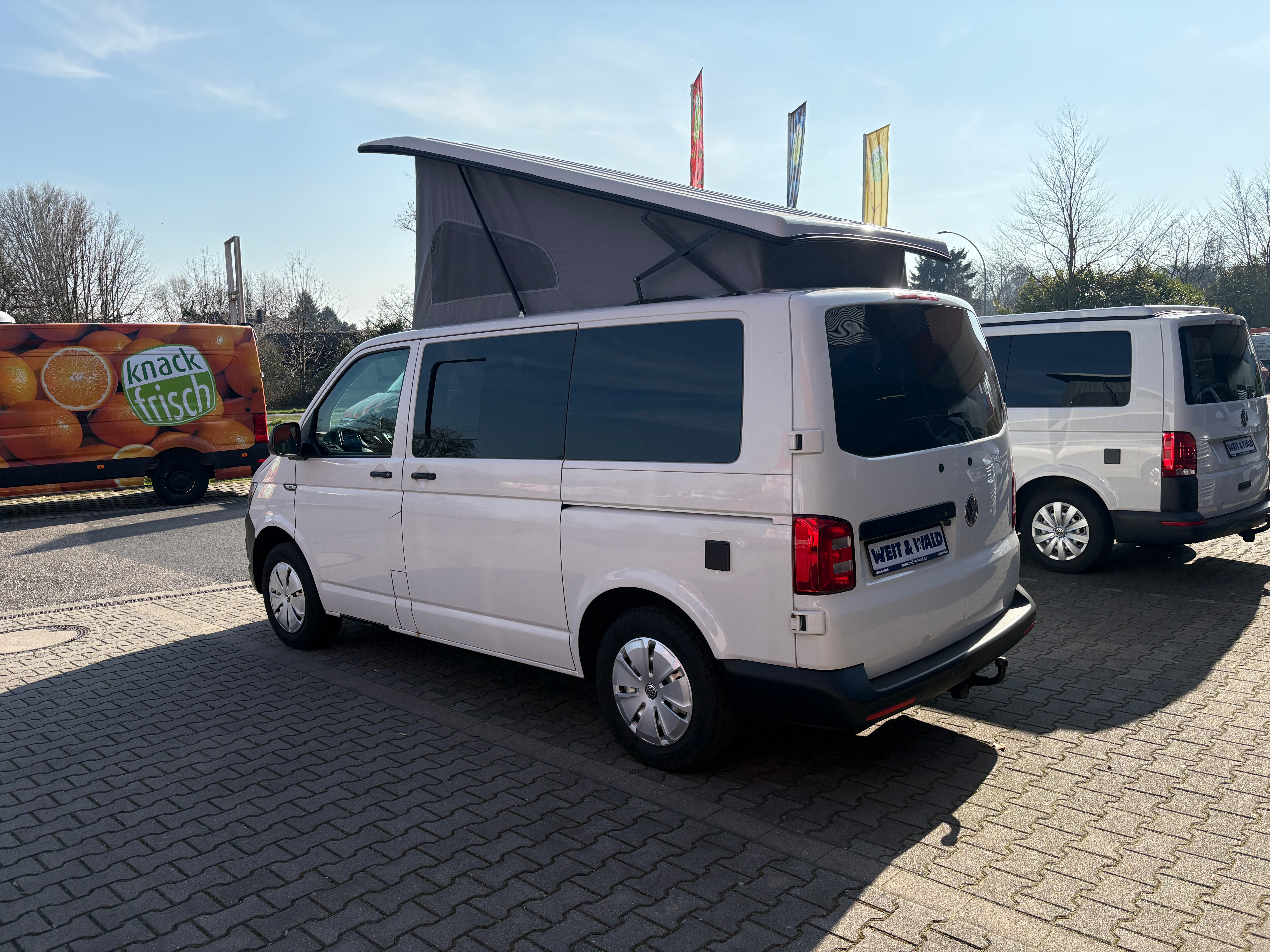 Volkswagen T6 Camper mit Schlafdach 2.0 TDI, 140 PS, DSG | VW Bulli Wohmobil Campervan fertiggestellt – sofort verfügbar | KM-Stand: 193.000 km, EZ: 11.2015, Weiß