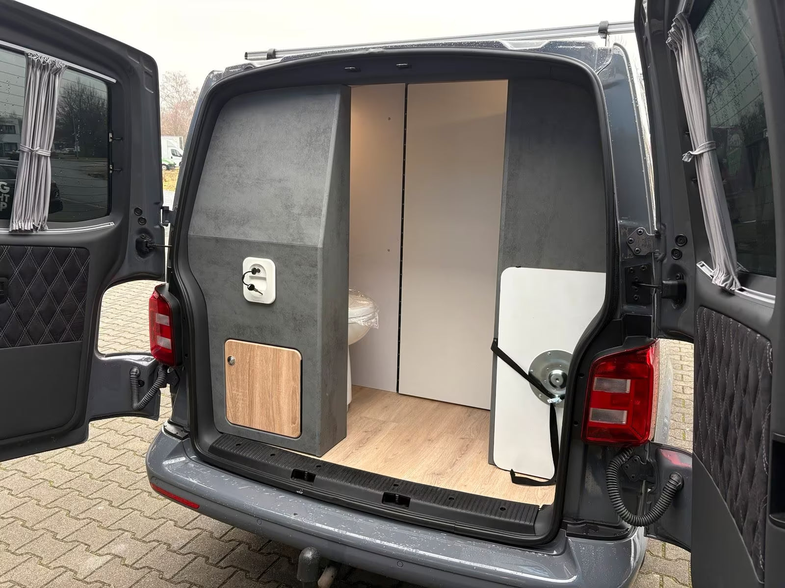 Volkswagen T6 Camper mit WC 2.0 TDI, 150 PS, DSG | VW Bulli Wohmobil Campervan | KM-Stand: 120.000 km, EZ: 04.2017, Grau