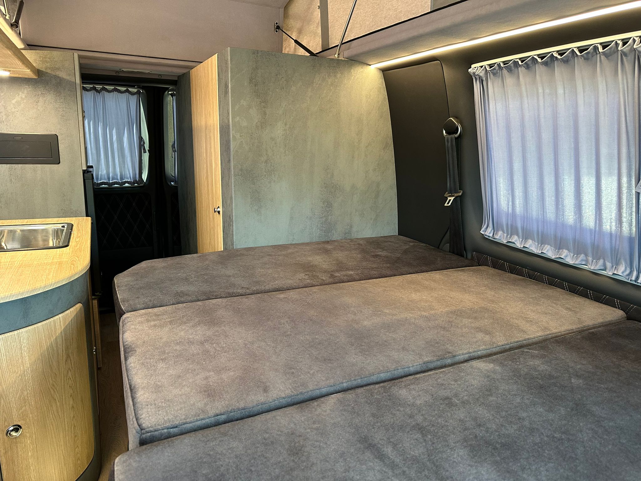 Volkswagen T6 Camper mit Toilette 2.0 TDI DSG Automatik 150PS unfallfrei | Wohnmobil mit Hubdach Schlafdach, PDC, Navi, Rückfahrkamera | Campervan Umbau 5 Sitzer