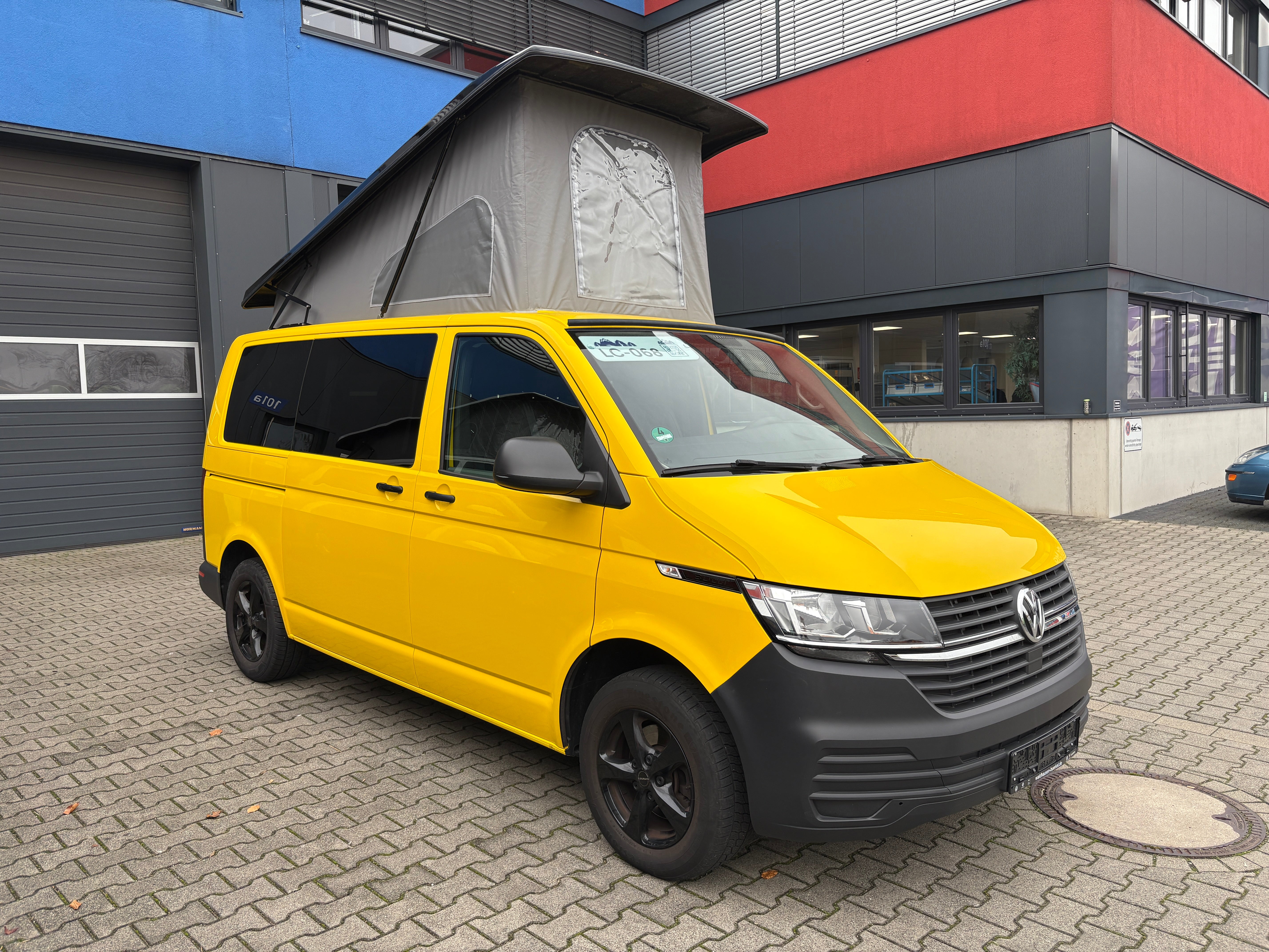 Volkswagen T6.1 Camper 2.0 TDI 110PS unfallfrei | Wohnmobil mit Hubdach Schlafdach, PDC, Anhängerkupplung, Rückfahrkamera | Campervan Umbau 5 Sitzer VW