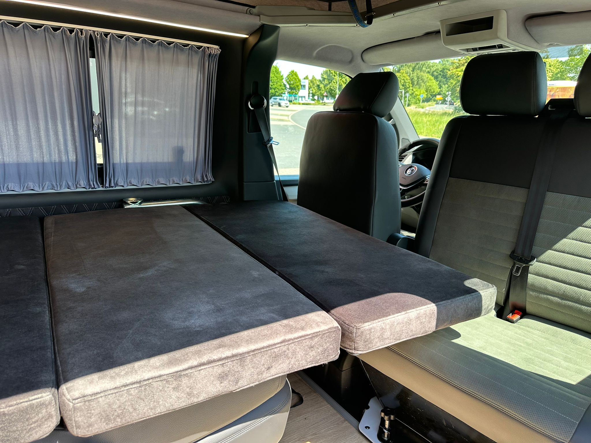 Volkswagen T6 Camper mit Toilette 2.0 TDI DSG Automatik 150PS unfallfrei | Wohnmobil mit Hubdach Schlafdach, PDC, Navi, Rückfahrkamera | Campervan Umbau 5 Sitzer