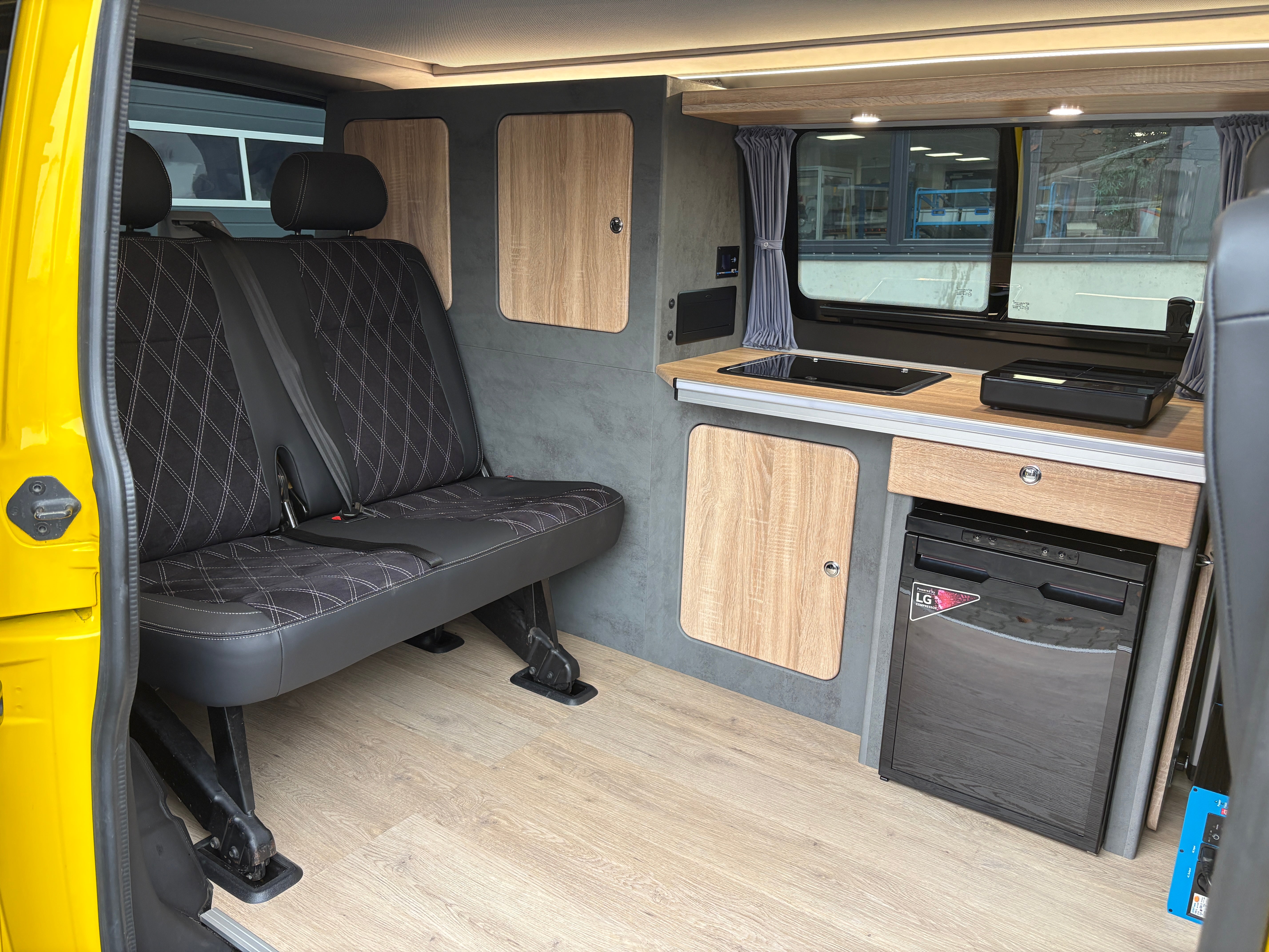 Volkswagen T6.1 Camper 2.0 TDI 110PS unfallfrei | Wohnmobil mit Hubdach Schlafdach, PDC, Anhängerkupplung, Rückfahrkamera | Campervan Umbau 5 Sitzer VW