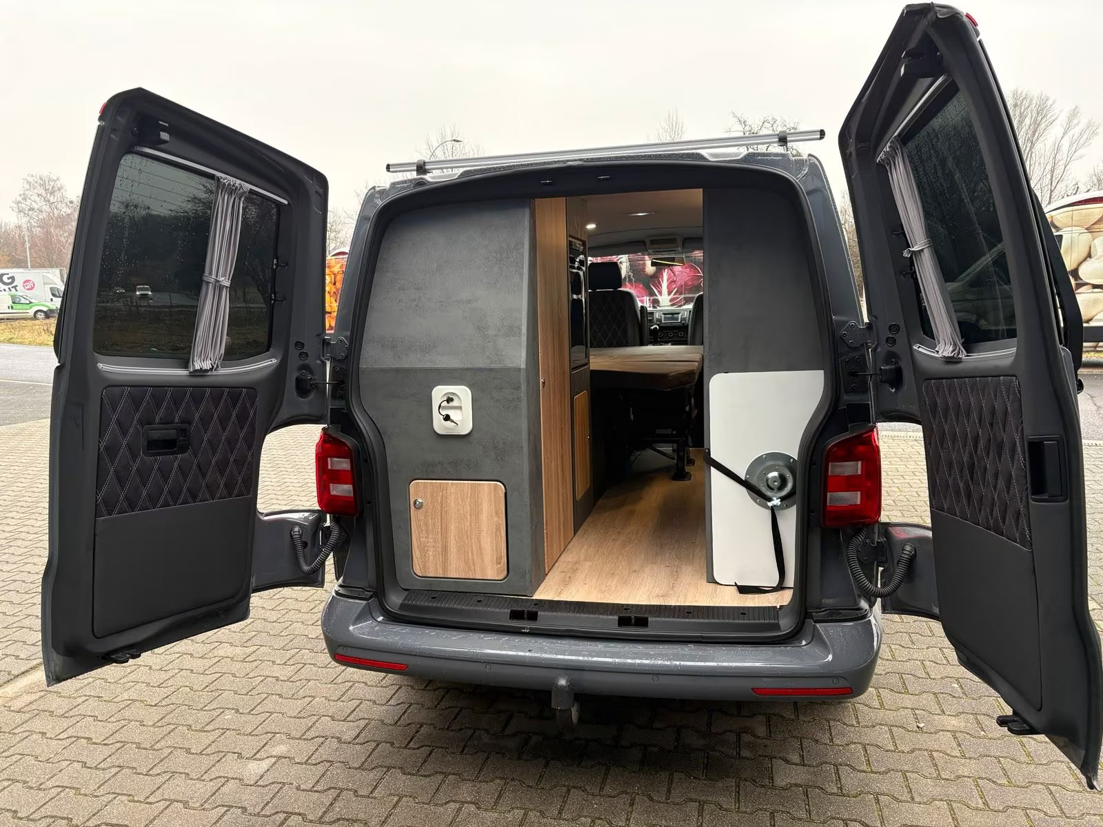 Volkswagen T6 Camper mit WC 2.0 TDI, 150 PS, DSG | VW Bulli Wohmobil Campervan | KM-Stand: 120.000 km, EZ: 04.2017, Grau