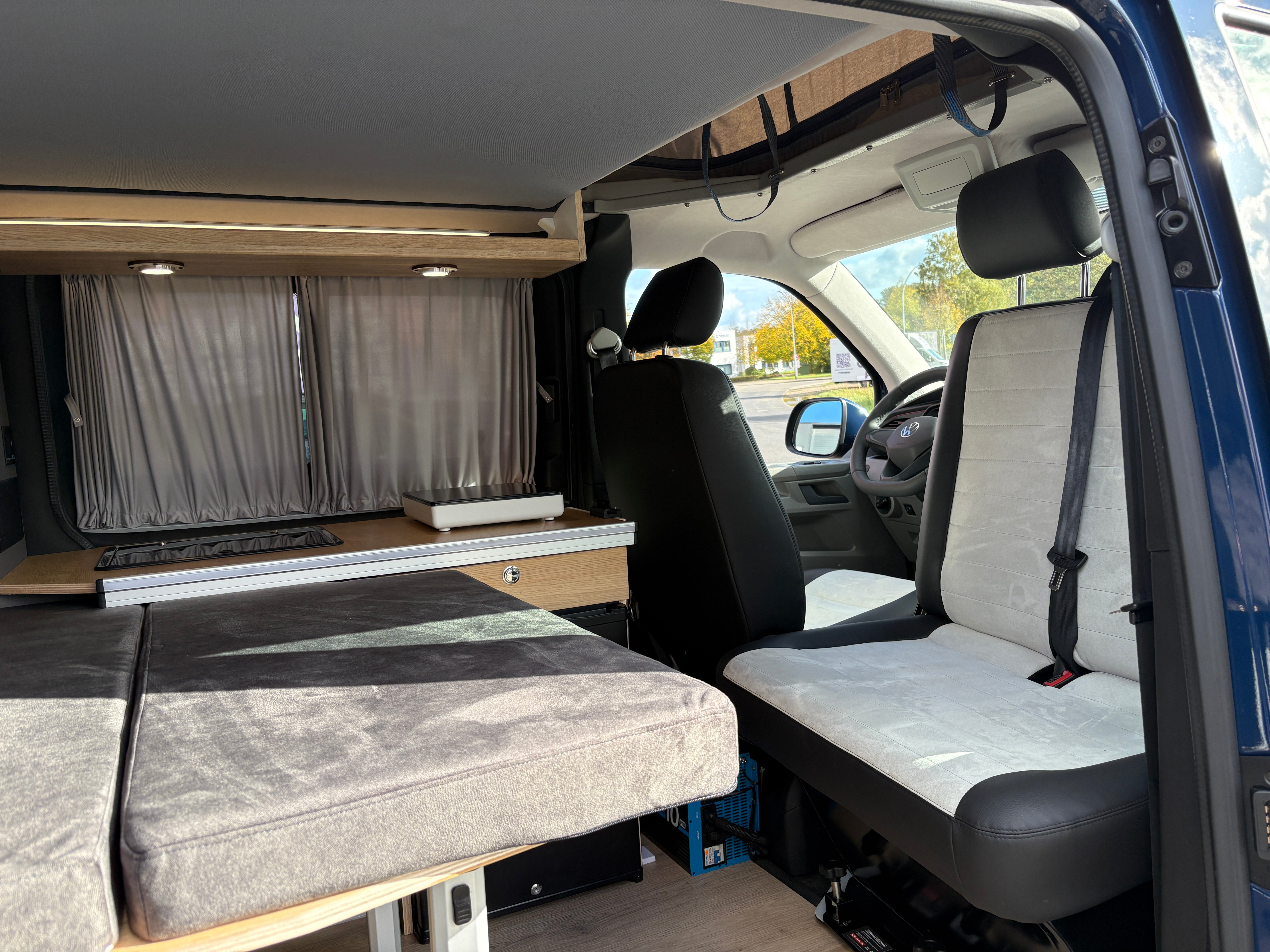 Volkswagen T6.1 Camper 2.0 TDI 110PS unfallfrei | Wohnmobil mit Hubdach Schlafdach, PDC, Navi, Rückfahrkamera | Campervan Umbau 5 Sitzer