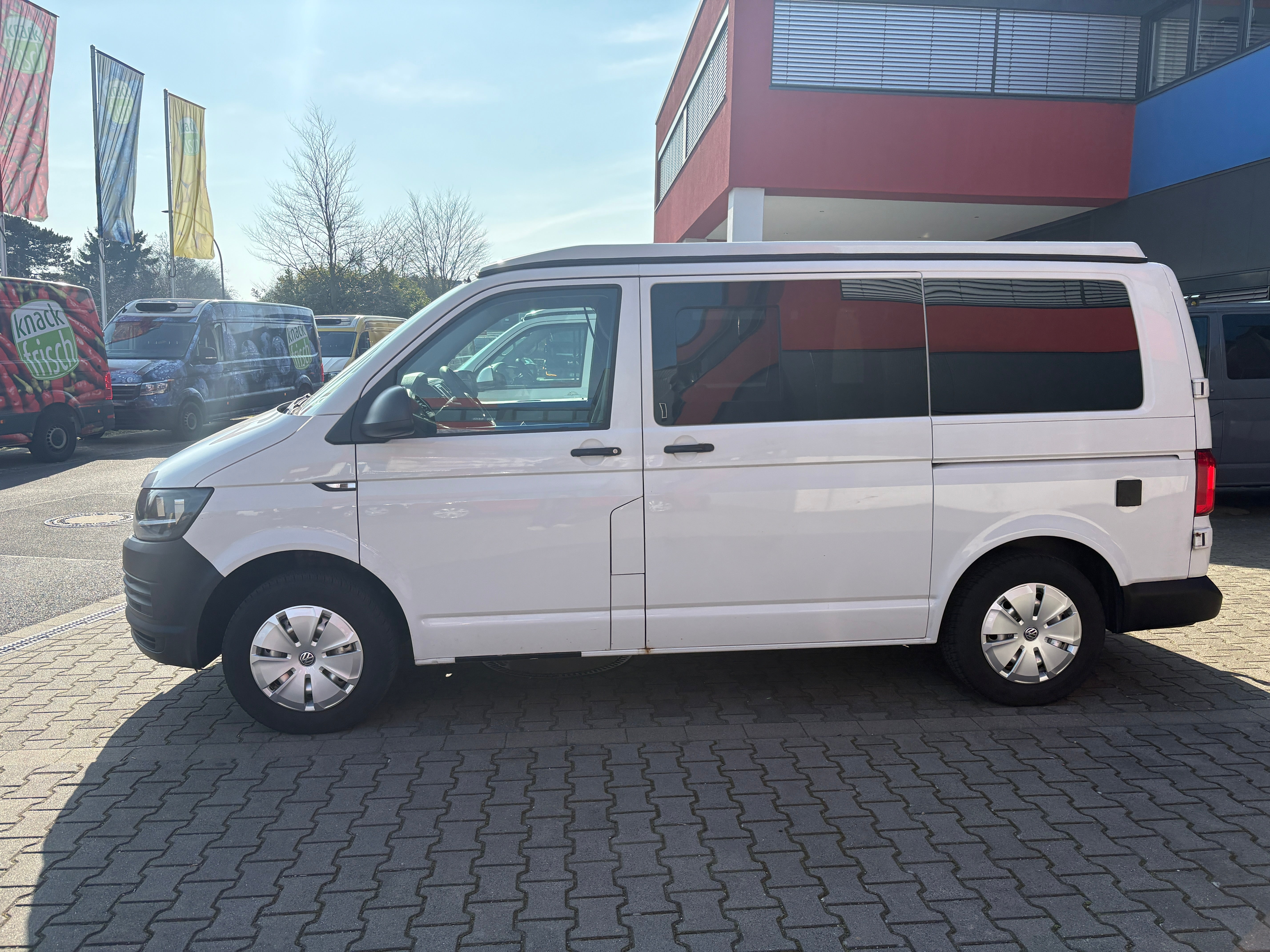 Volkswagen T6 Camper mit Schlafdach 2.0 TDI, 140 PS, DSG | VW Bulli Wohmobil Campervan fertiggestellt – sofort verfügbar | KM-Stand: 193.000 km, EZ: 11.2015, Weiß