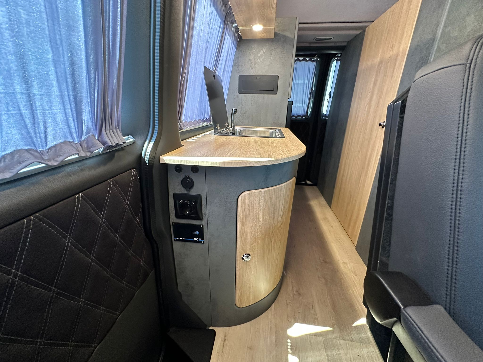 Volkswagen T6 Camper mit Toilette 2.0 TDI DSG Automatik 150PS unfallfrei | Wohnmobil mit Hubdach Schlafdach, PDC, Navi, Rückfahrkamera | Campervan Umbau 5 Sitzer