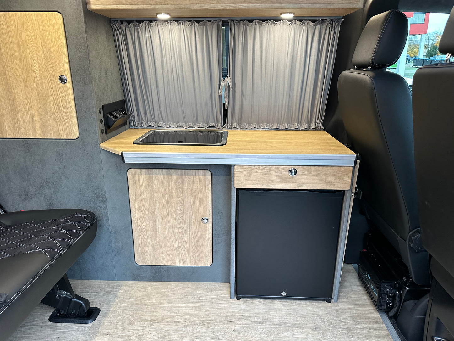 Volkswagen T6.1 Camper 2.0 TDI 110PS unfallfrei | Wohnmobil mit Navi, PDC, Rückfahrkamera | Campervan Umbau 5 Sitzer Leder
