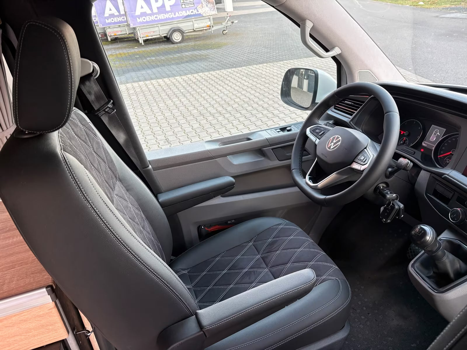 Volkswagen T6.1 Camper mit Schlafdach 2.0 TDI, 110 PS | VW Bulli Wohmobil Campervan fertiggestellt – sofort verfügbar | KM-Stand: 151.000 km, EZ: 04.2021, Weiß