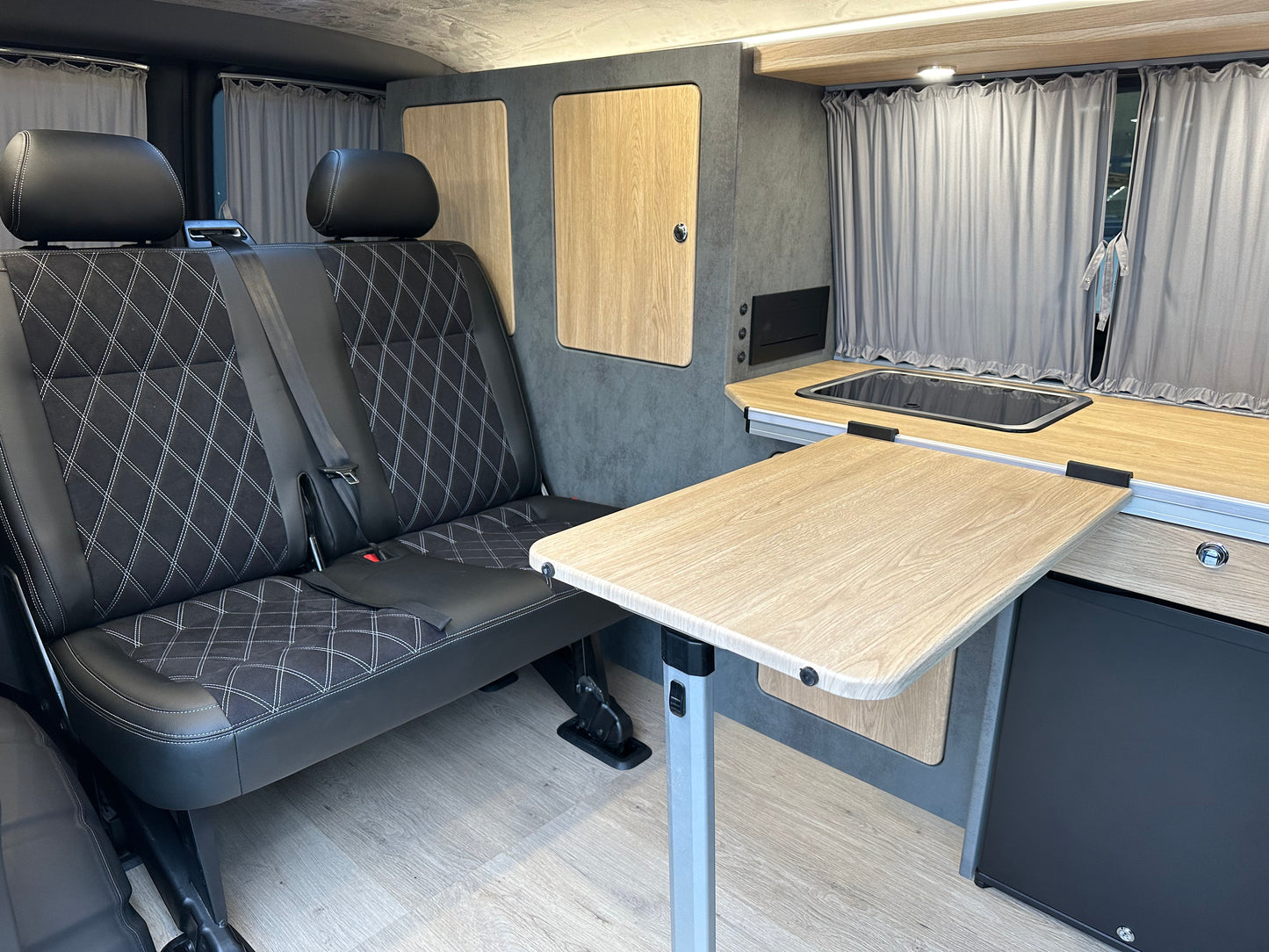 Volkswagen T6.1 Camper 2.0 TDI 110PS unfallfrei | Wohnmobil mit Navi, PDC, Rückfahrkamera | Campervan Umbau 5 Sitzer Leder