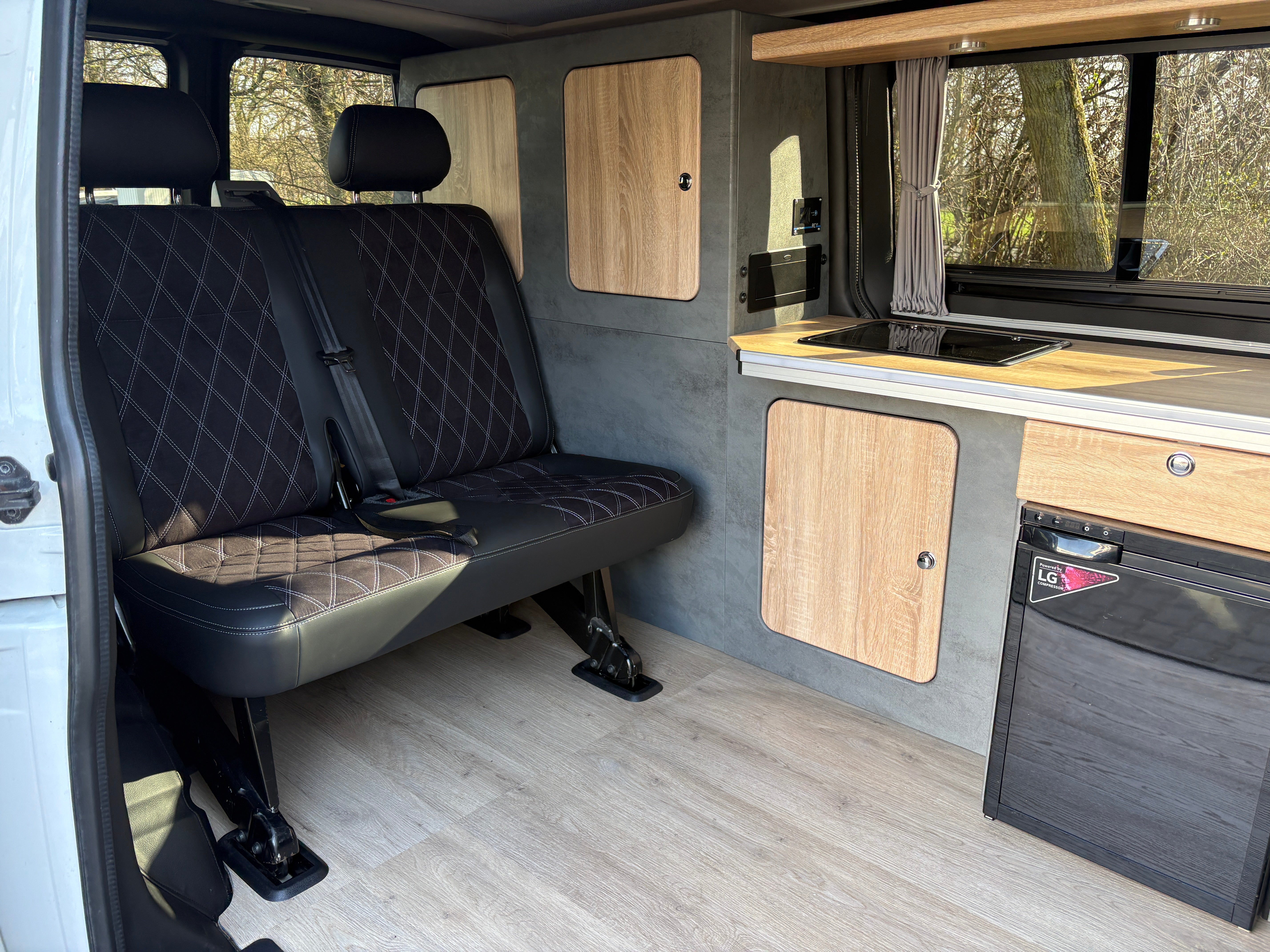 Volkswagen T6 Camper mit Schlafdach 2.0 TDI, 140 PS, DSG | VW Bulli Wohmobil Campervan fertiggestellt – sofort verfügbar | KM-Stand: 193.000 km, EZ: 11.2015, Weiß